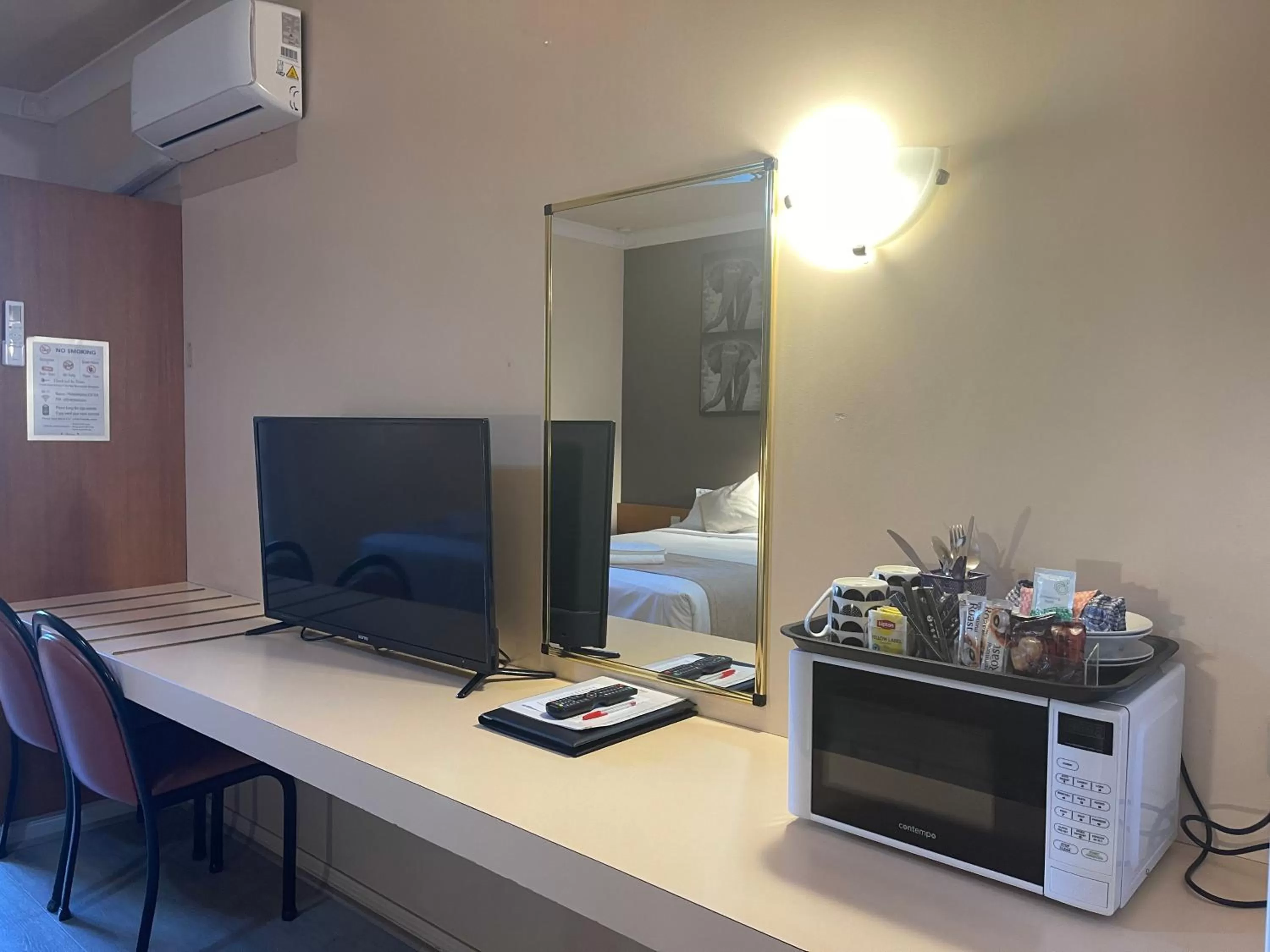 Photo of the whole room in Philadelphia Motor Inn