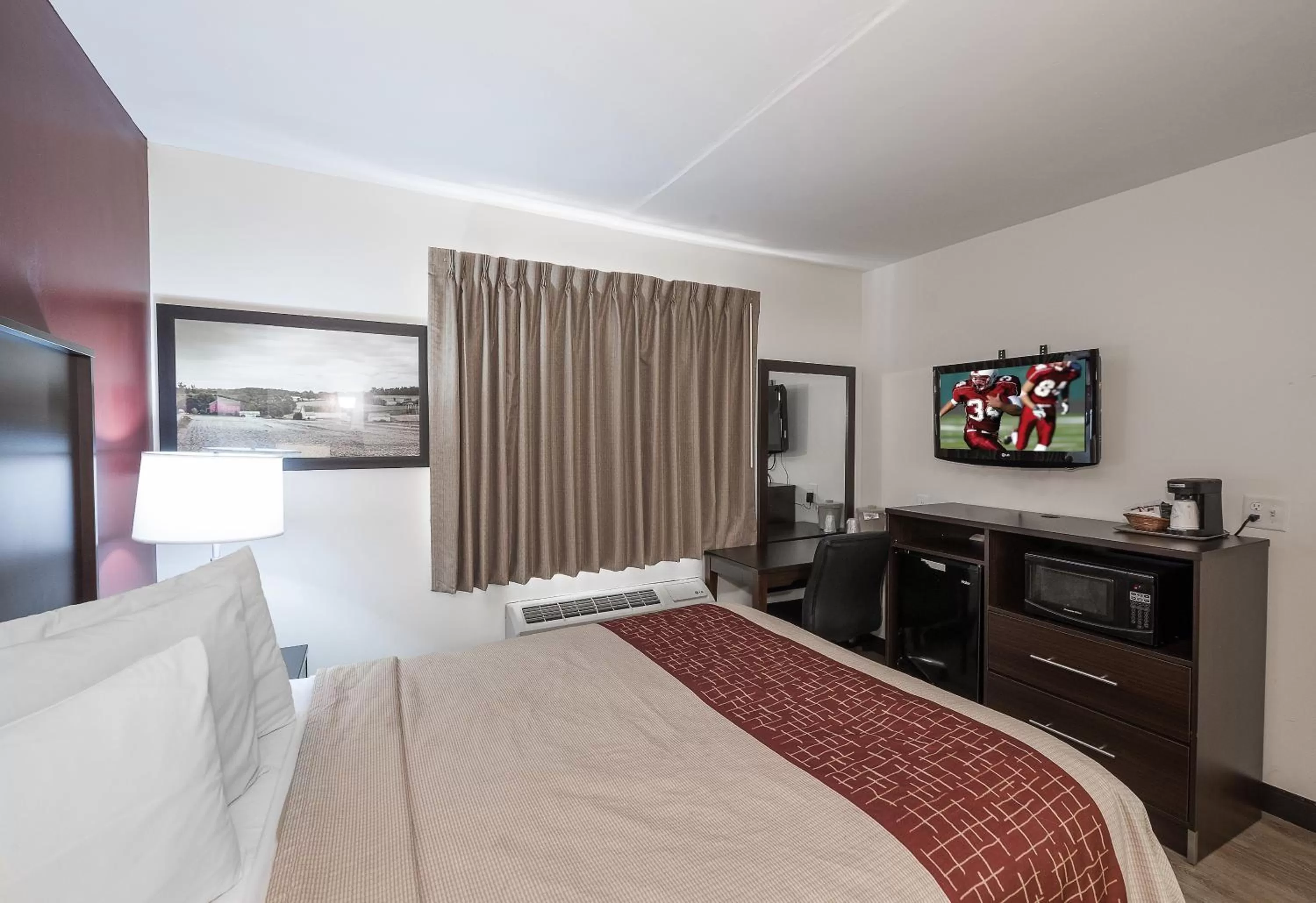 Bedroom, Bed in Red Roof Inn Lancaster Strasburg