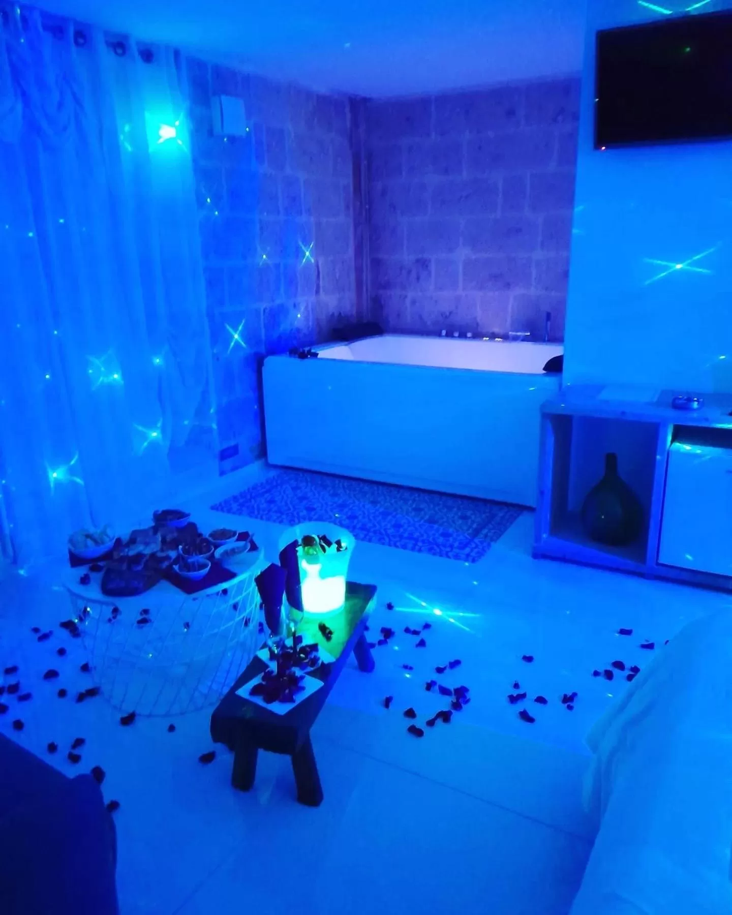 Hot Tub, Bed in Recinto antico Sweet Rooms