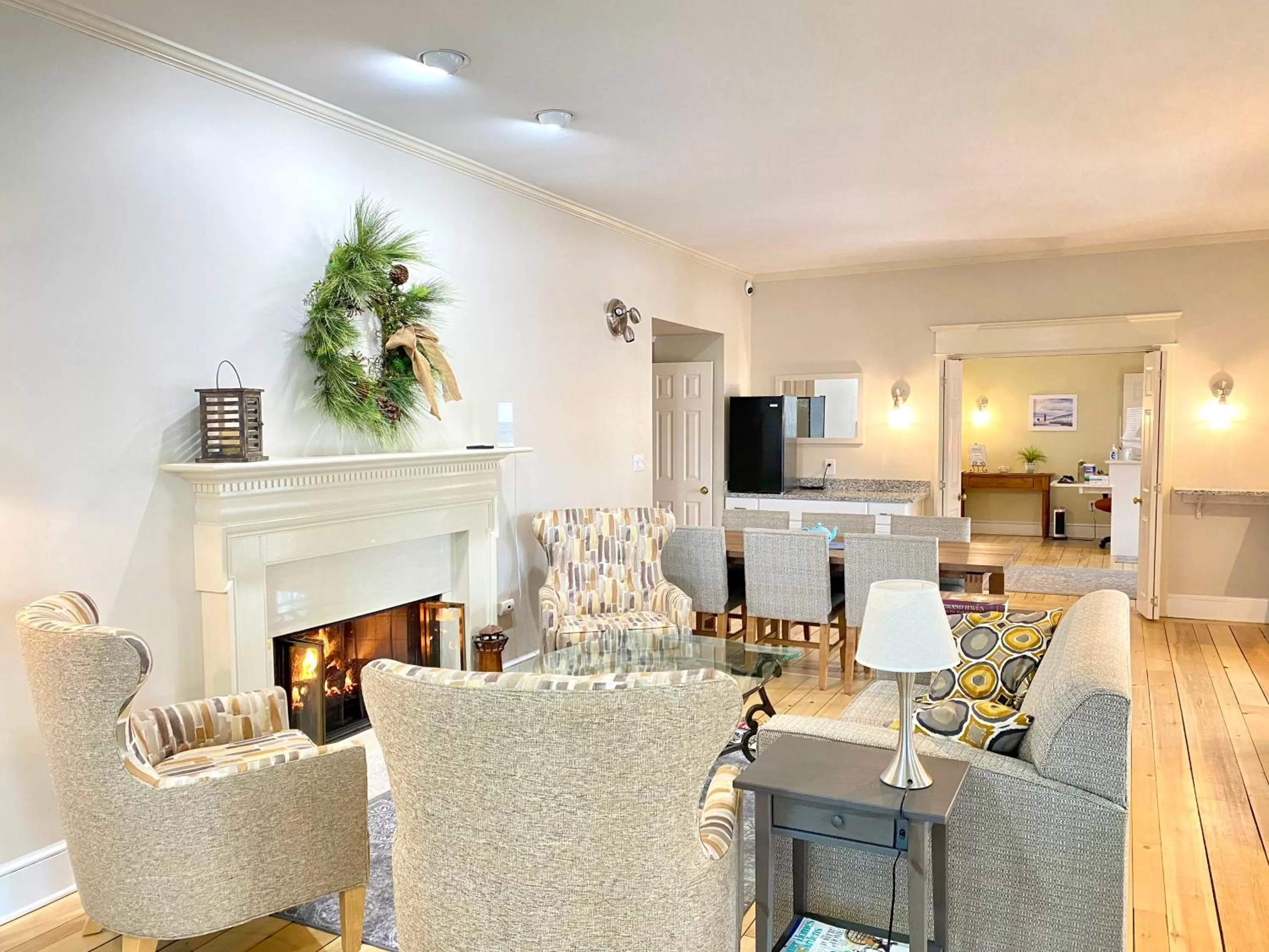 Communal lounge/ TV room in Harbor House Inn