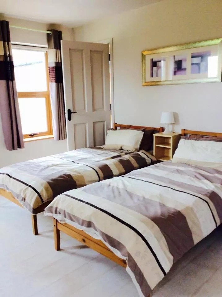 Photo of the whole room, Bed in Holland House F94DP26