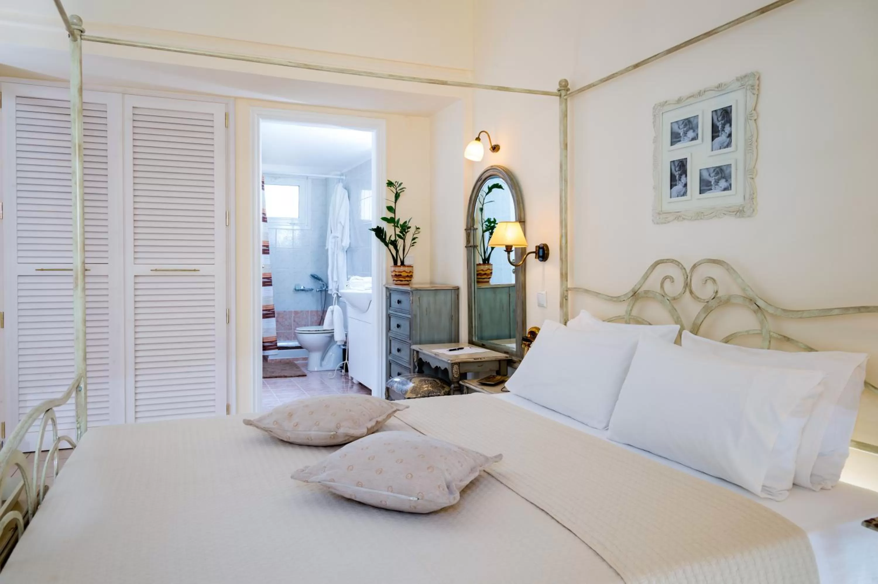 Bed in Ikaros Art Hotel