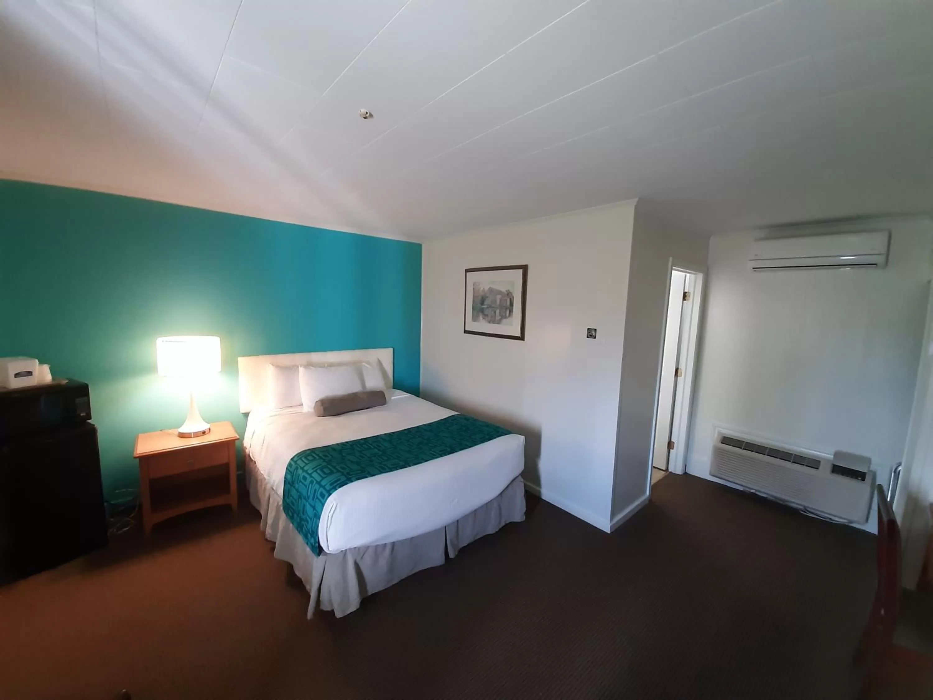 Photo of the whole room, Bed in Howard Johnson by Wyndham Woodstock NB