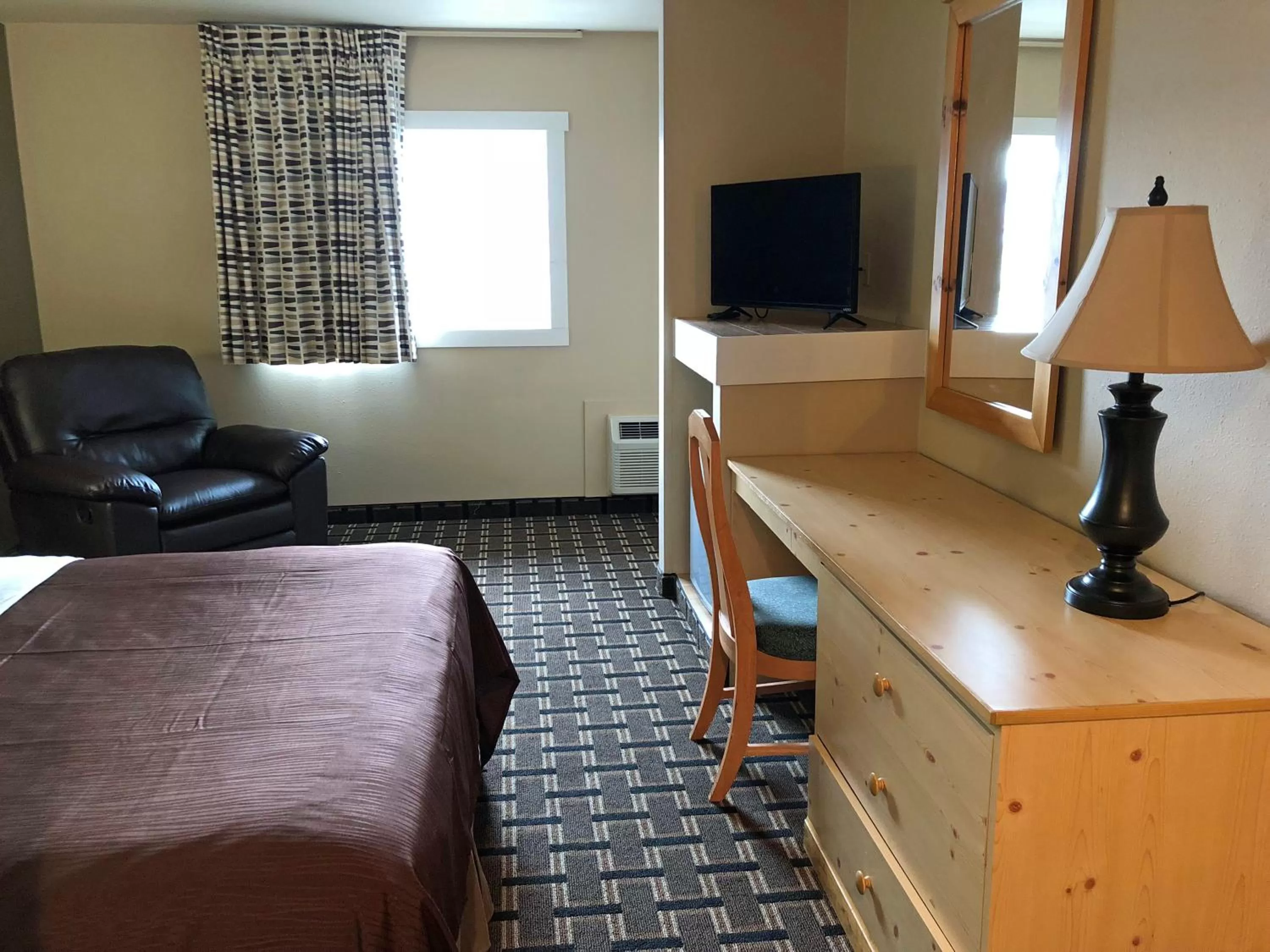 Photo of the whole room, Bed in FairBridge Inn - Coeur d'Alene