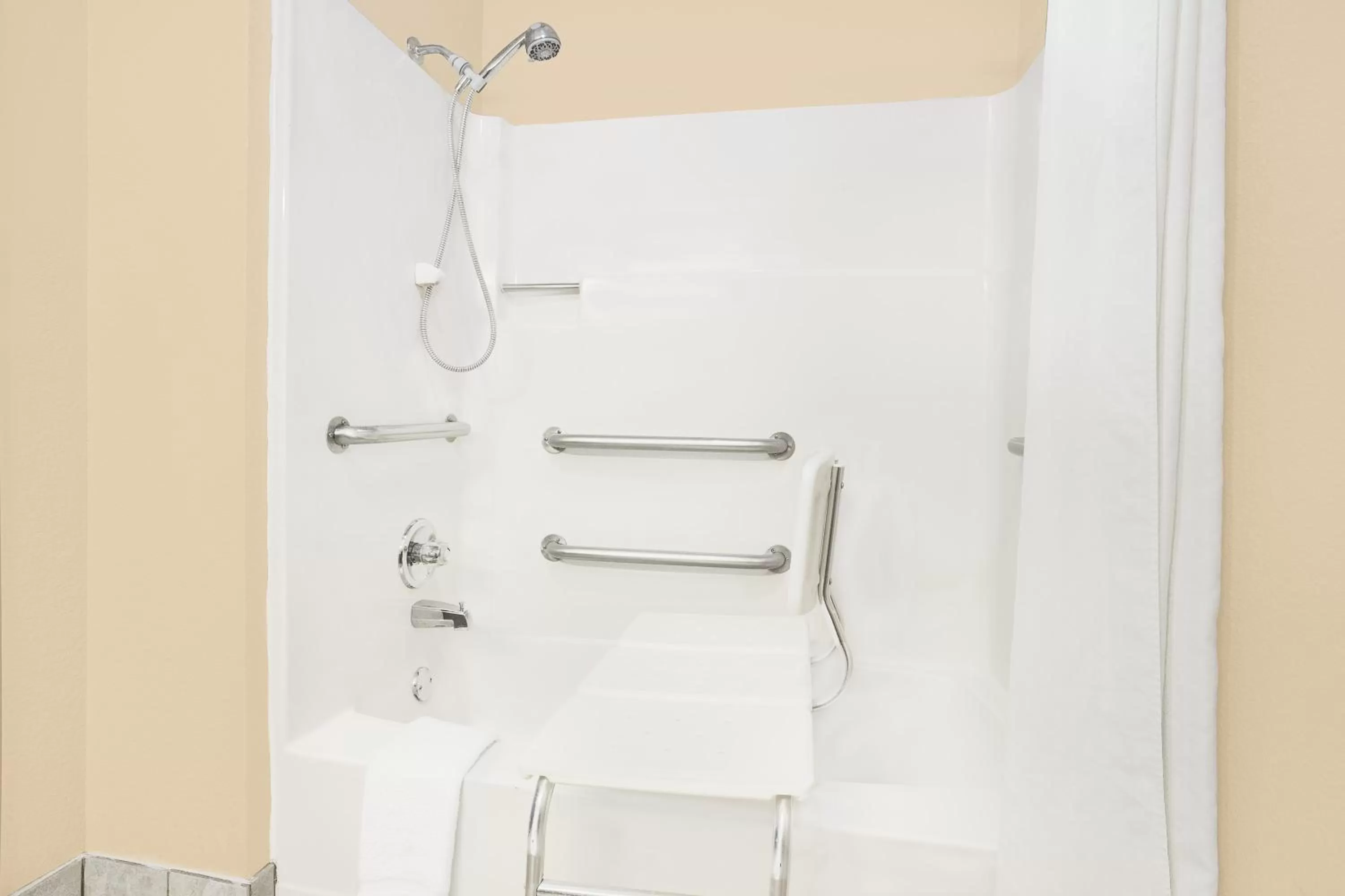 Bathroom in Boarders Inn & Suites by Cobblestone Hotels Waterloo Cedar Falls