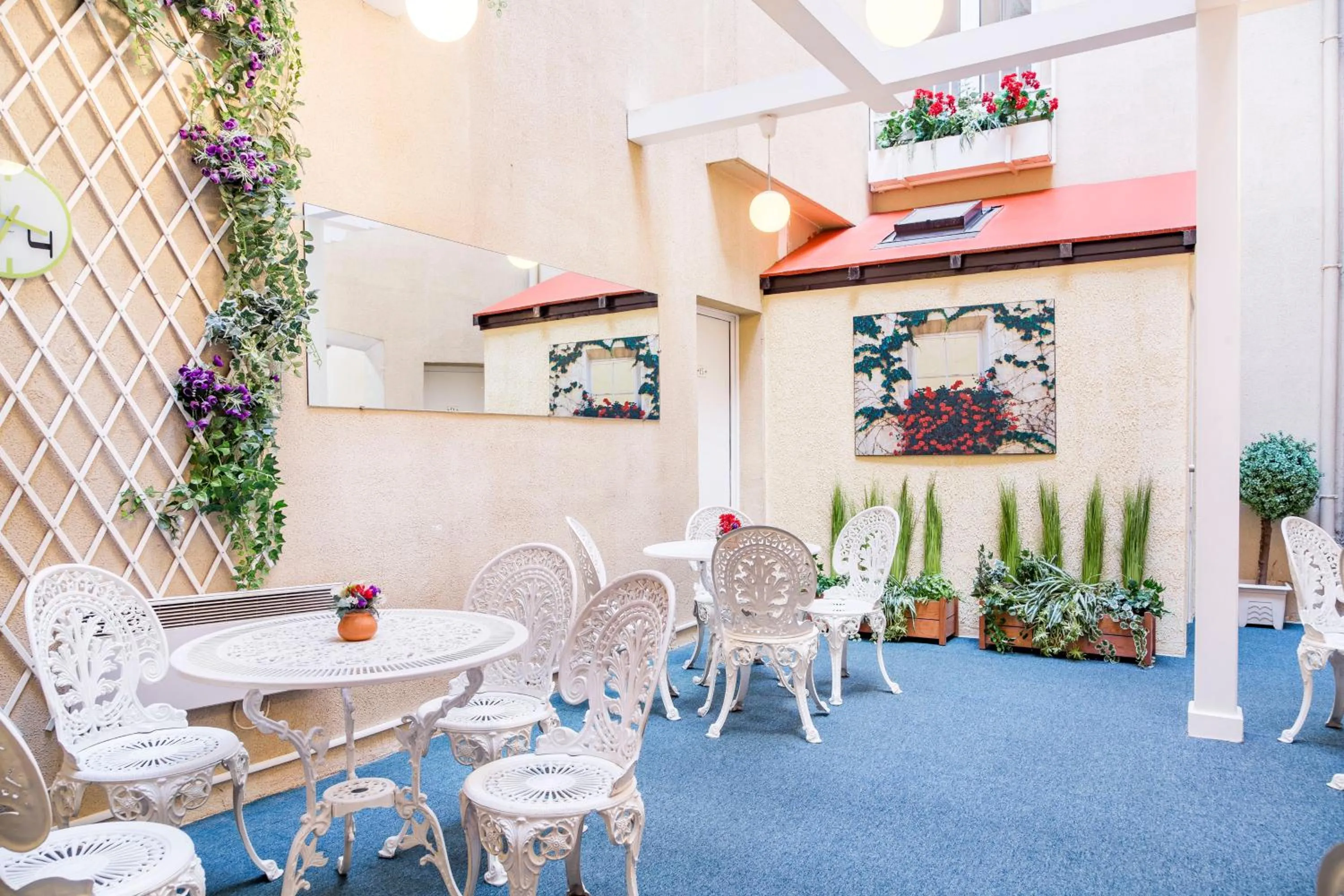 Property building in Hotel Des Arts