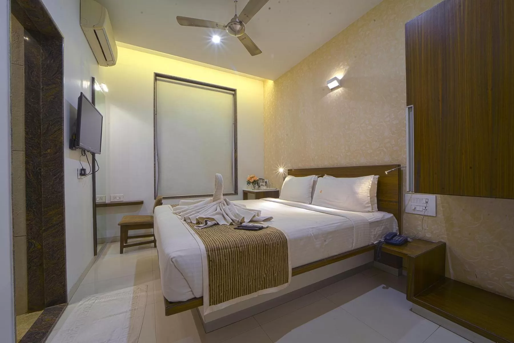 Bed in Hotel SRI SRI EXECUTIVE KOLHAPUR NEAR MAHALAXMI TEMPLE