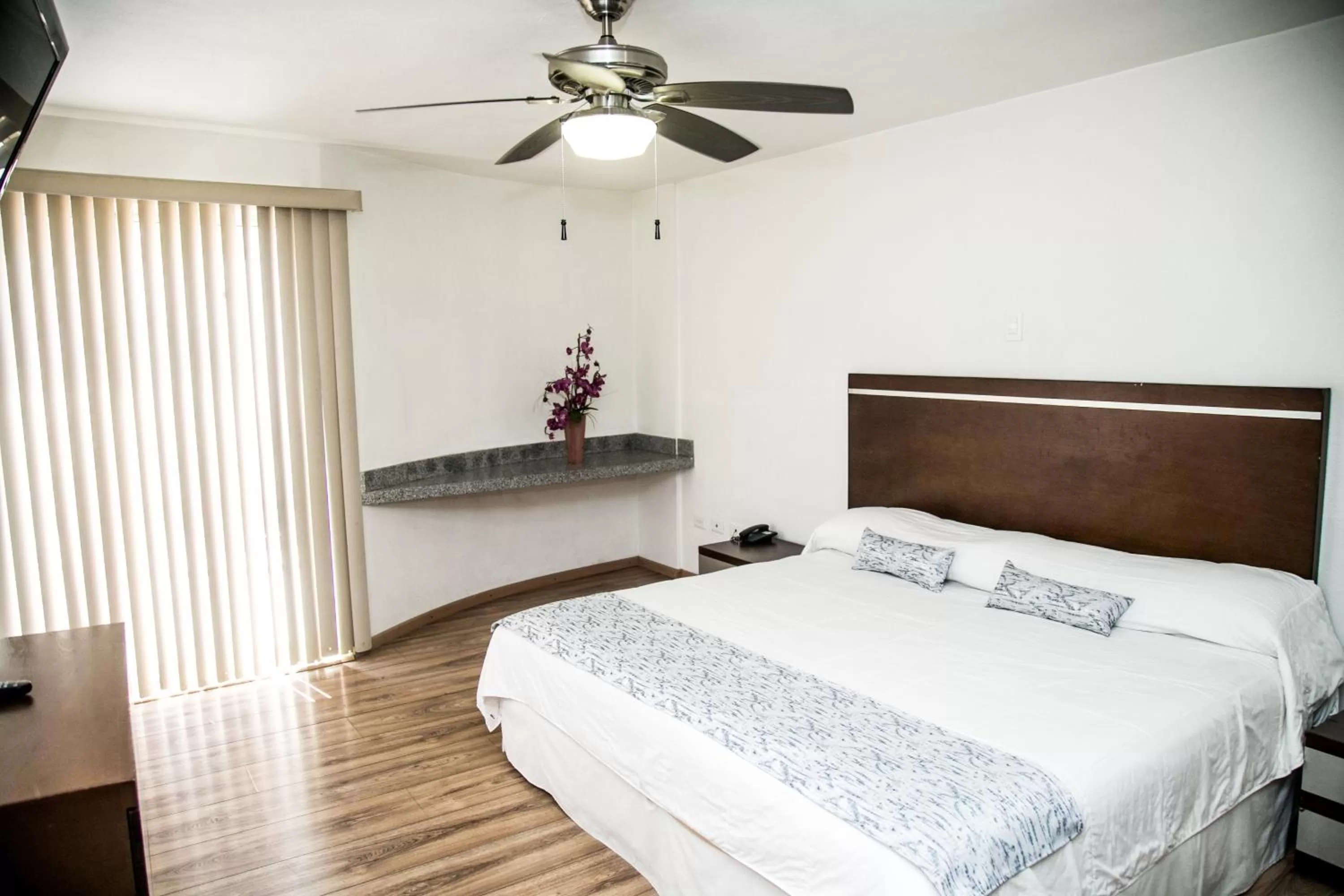 Photo of the whole room, Bed in Booking Dioh