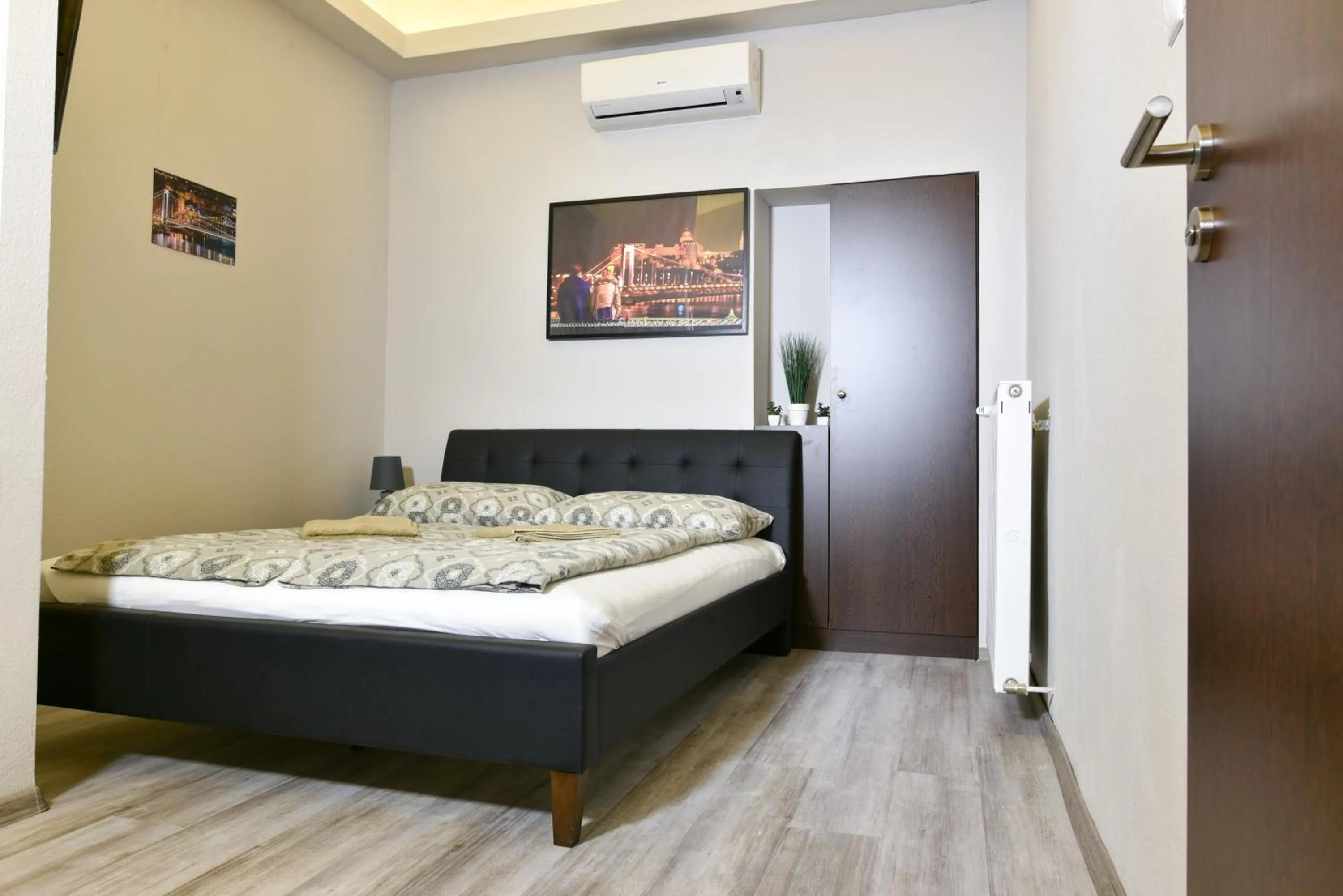 Bed in Corvin Point Rooms and Apartments