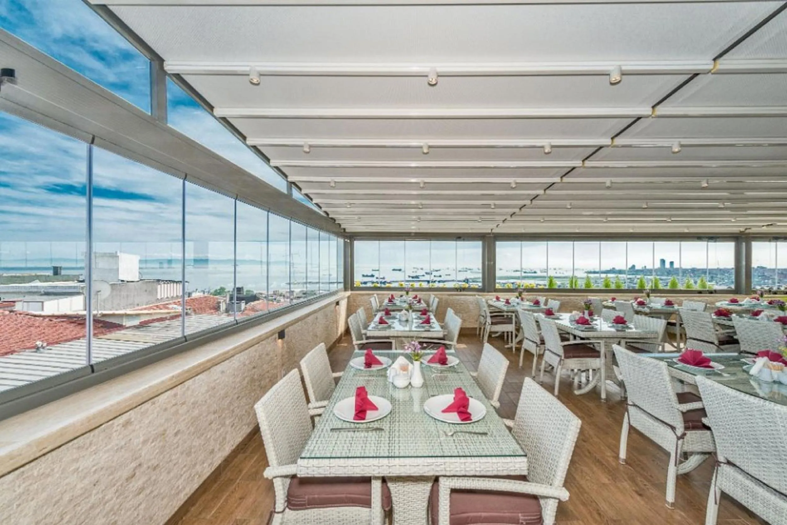 Restaurant/Places to Eat in Selenay Hotel