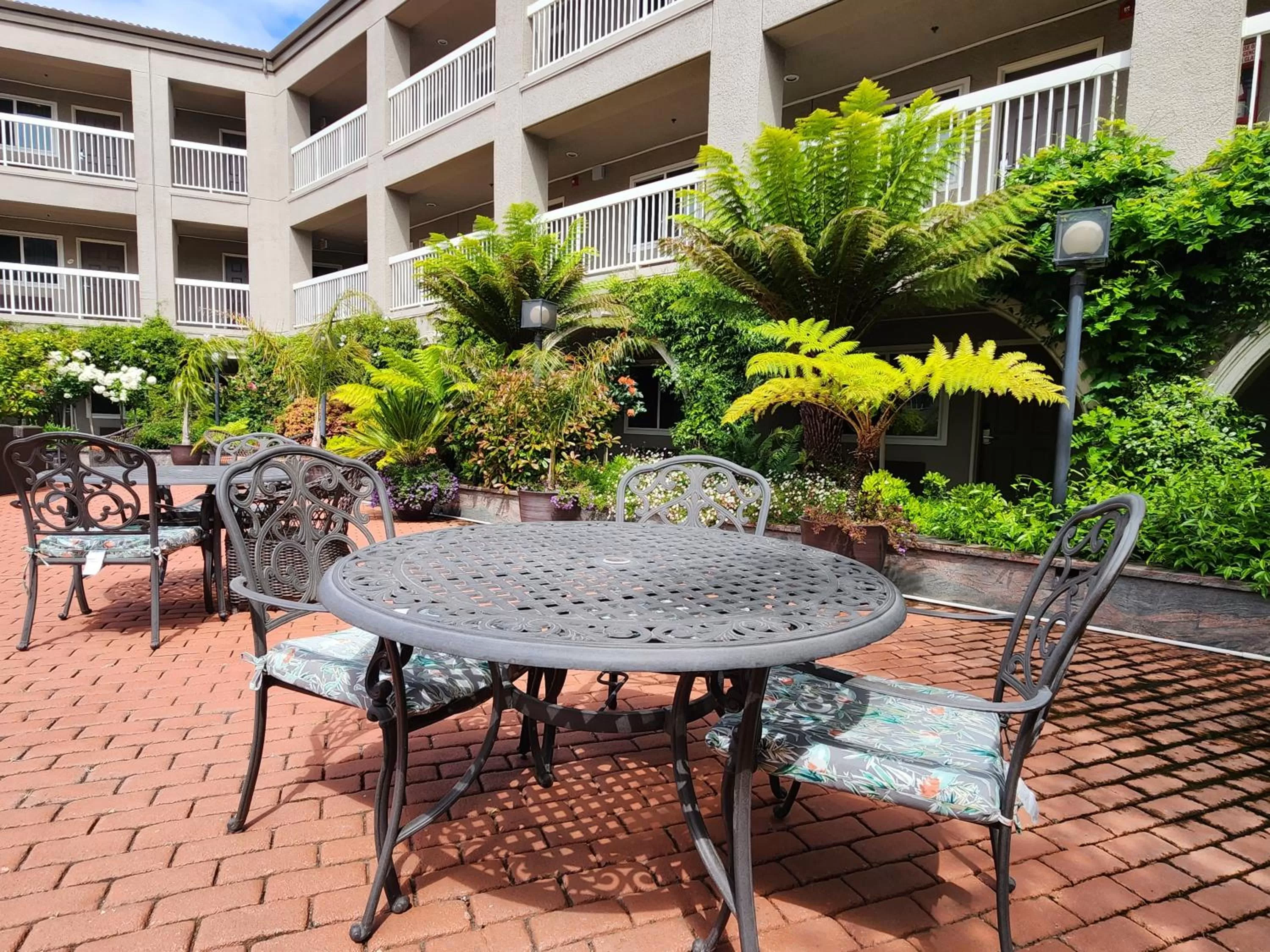 Garden view in La Quinta by Wyndham San Francisco Airport West Millbrae FREE AIRPORT SHUTTLE