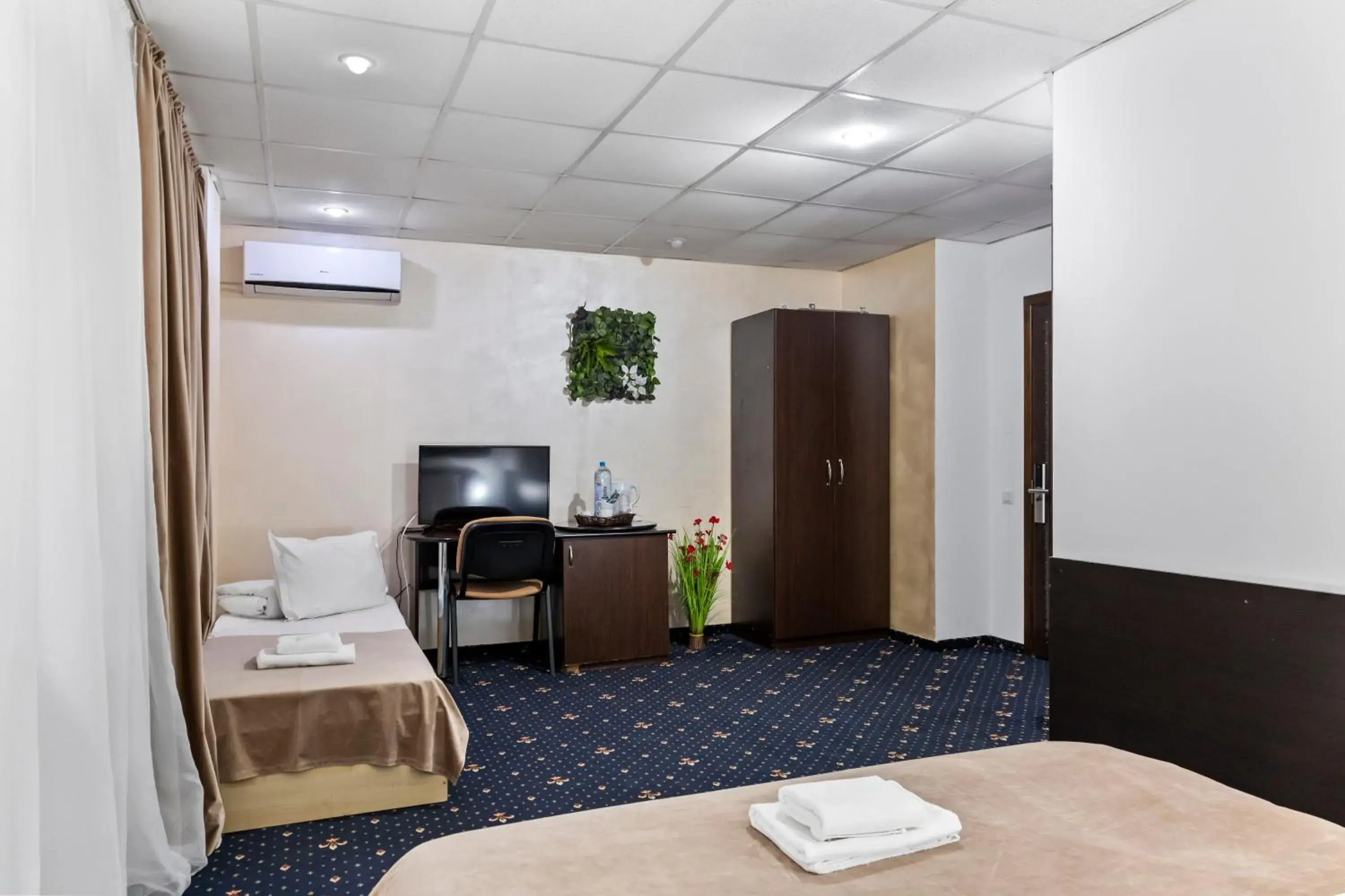 Triple Room with Balcony in Hotel Charter Otopeni Triple Room with Balcony in Hotel Charter Otopeni