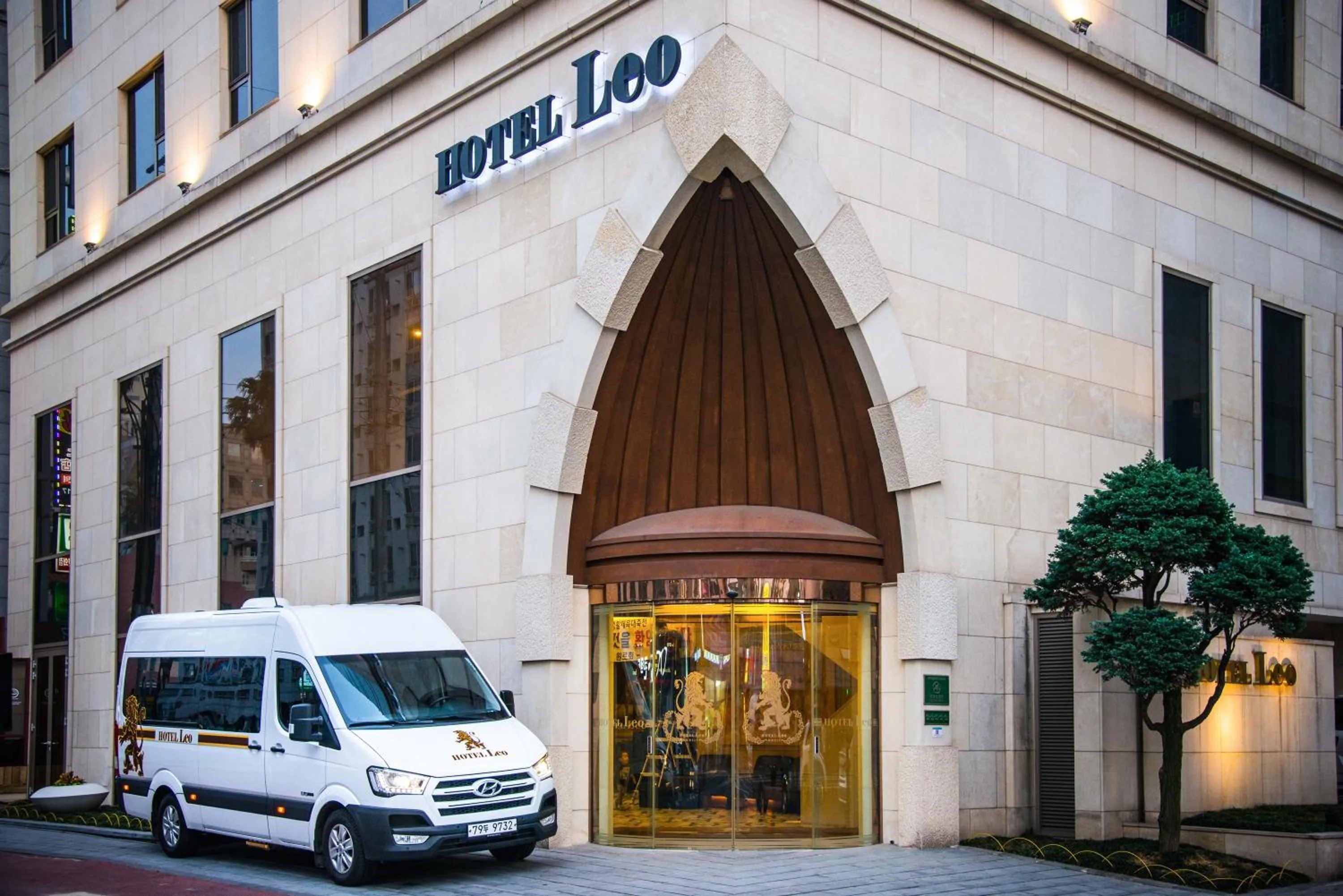 Facade/entrance in Hotel Leo