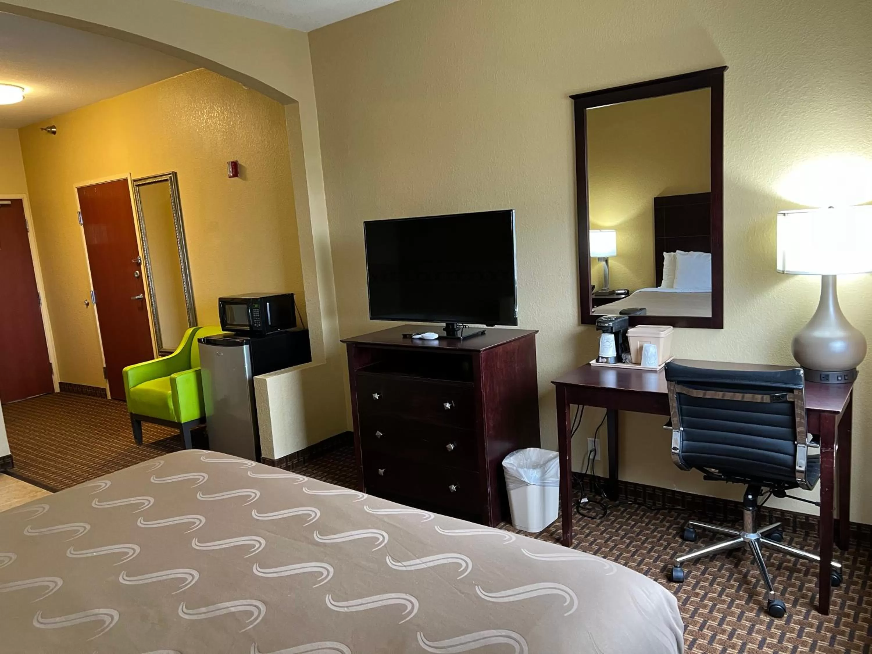 TV and multimedia, Bed in Quality Inn Des Moines North
