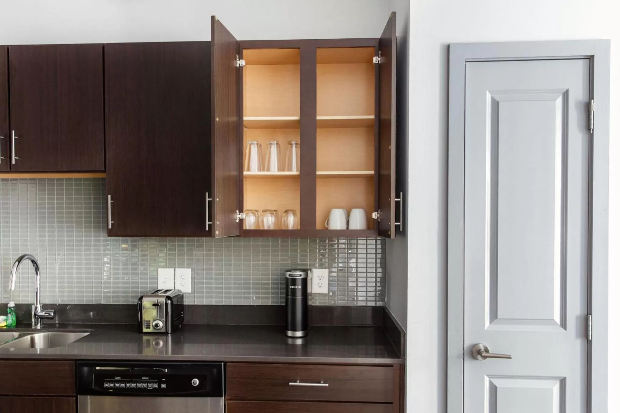 Kitchen or kitchenette in Placemakr Music Row - Vanderbilt
