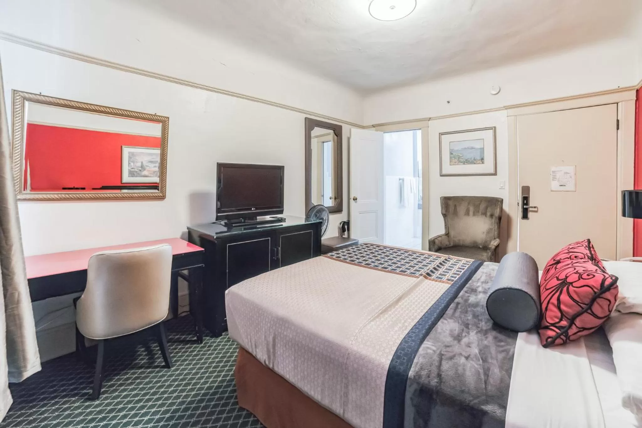 TV and multimedia, Bed in Union Square Plaza Hotel