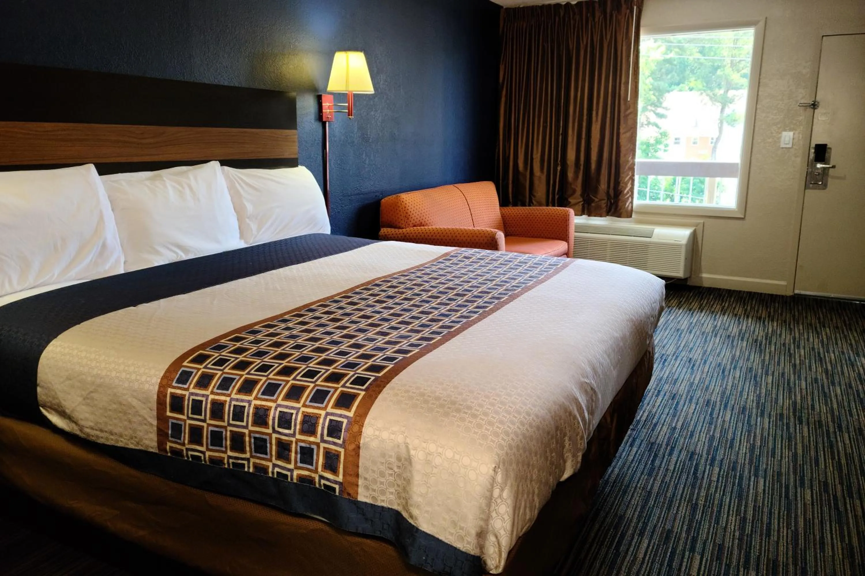 Bed in Travelodge by Wyndham Williamsburg Colonial Area