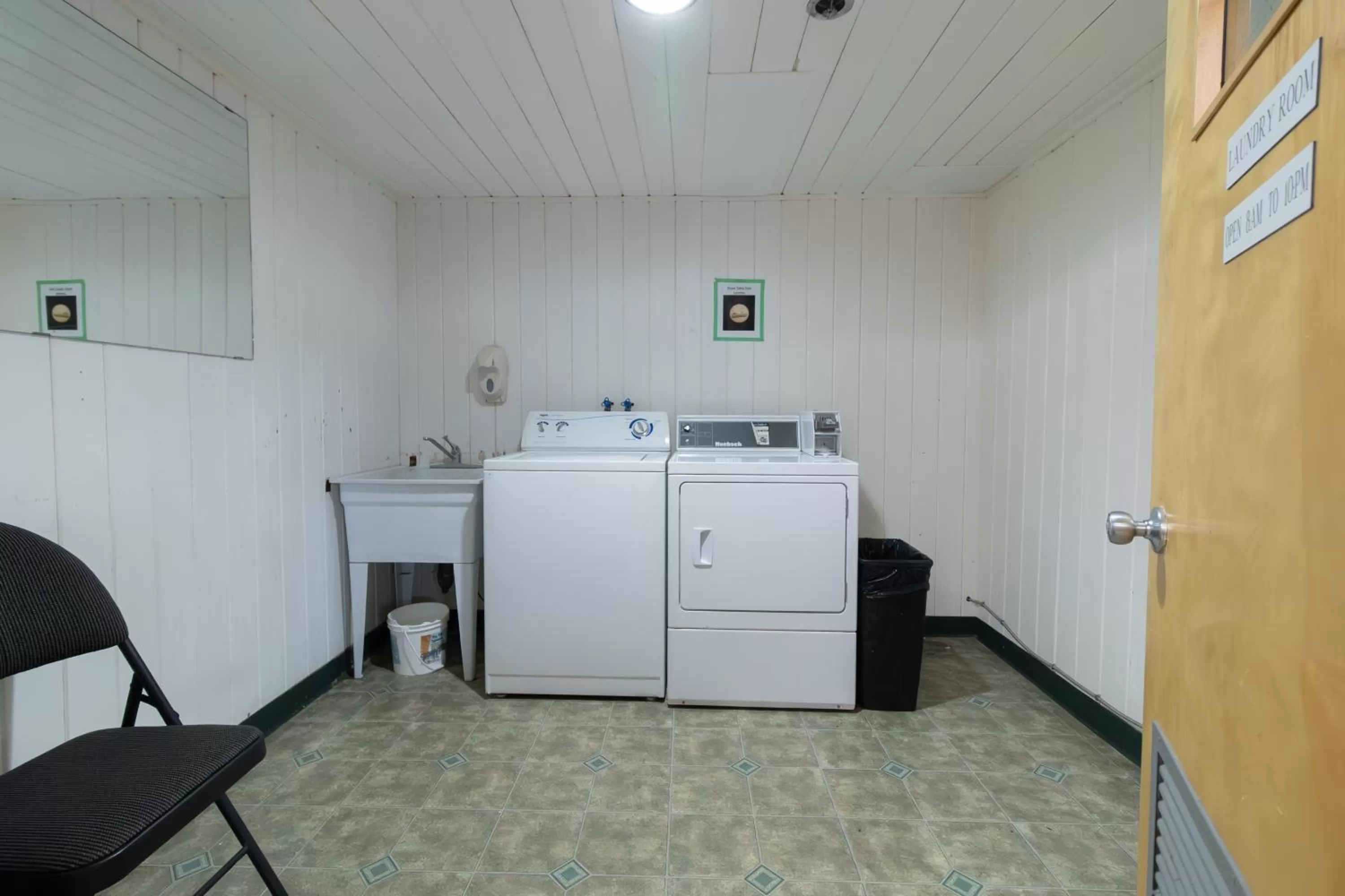 washing machine in Super 8 by Wyndham Prince George