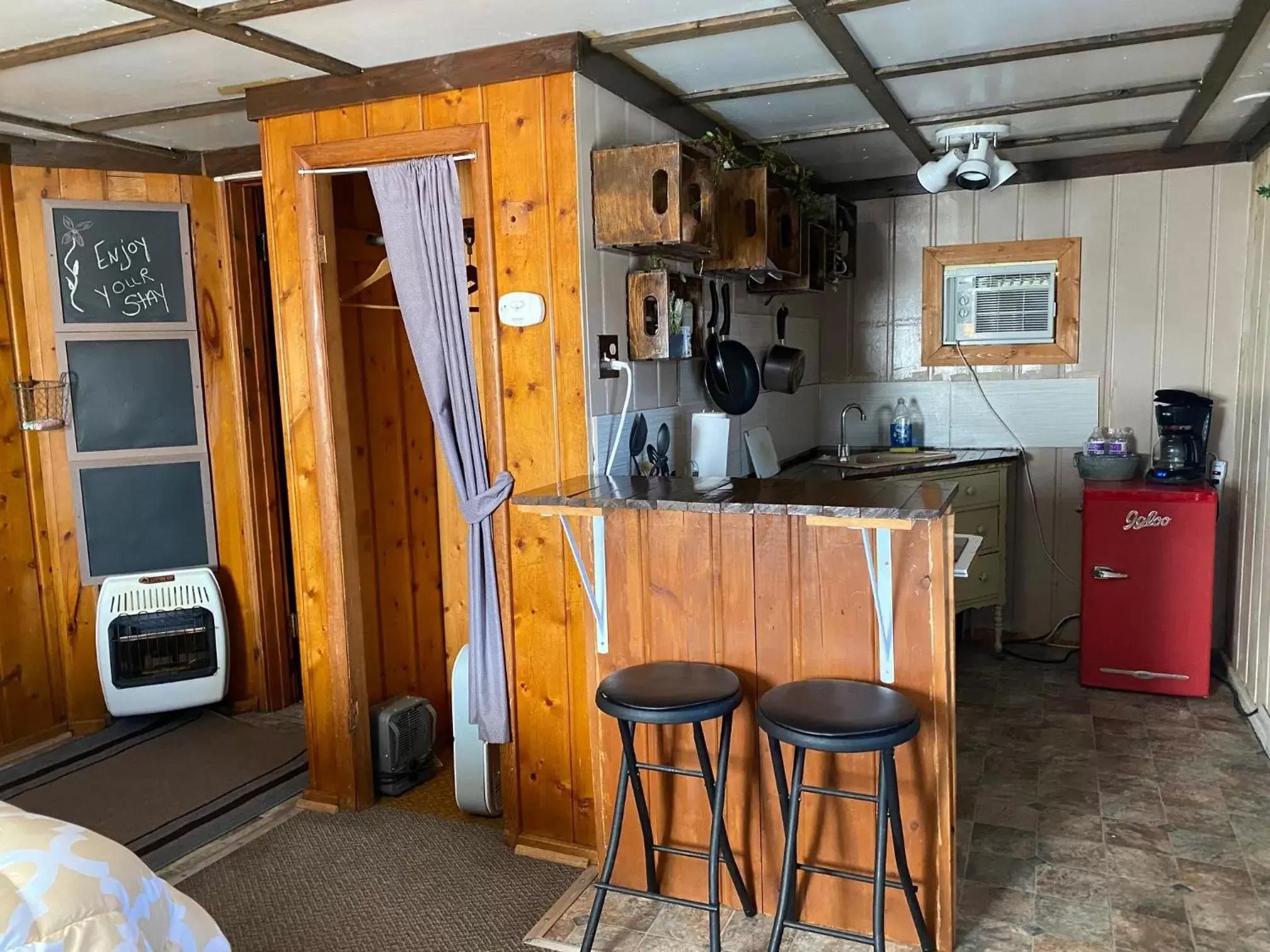 Cabin with kitchenette King in Roundtop Mountain Vista - Cabins and Motel Cabin with kitchenette King in Roundtop Mountain Vista - Cabins and Motel