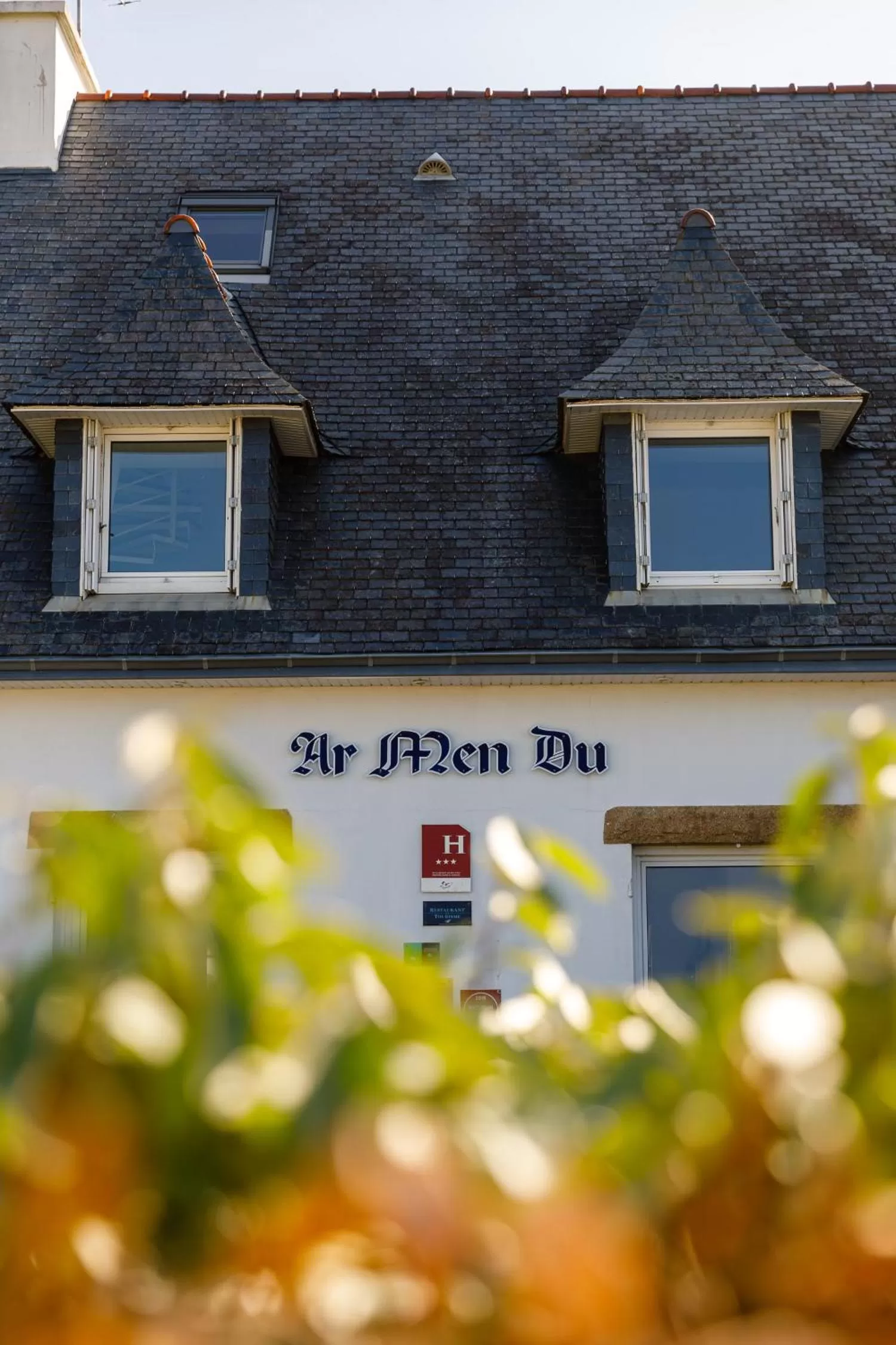 Facade/entrance, Property Building in Ar Men Du, Hôtel 3 Etoiles Restaurant Gastronomique Durable