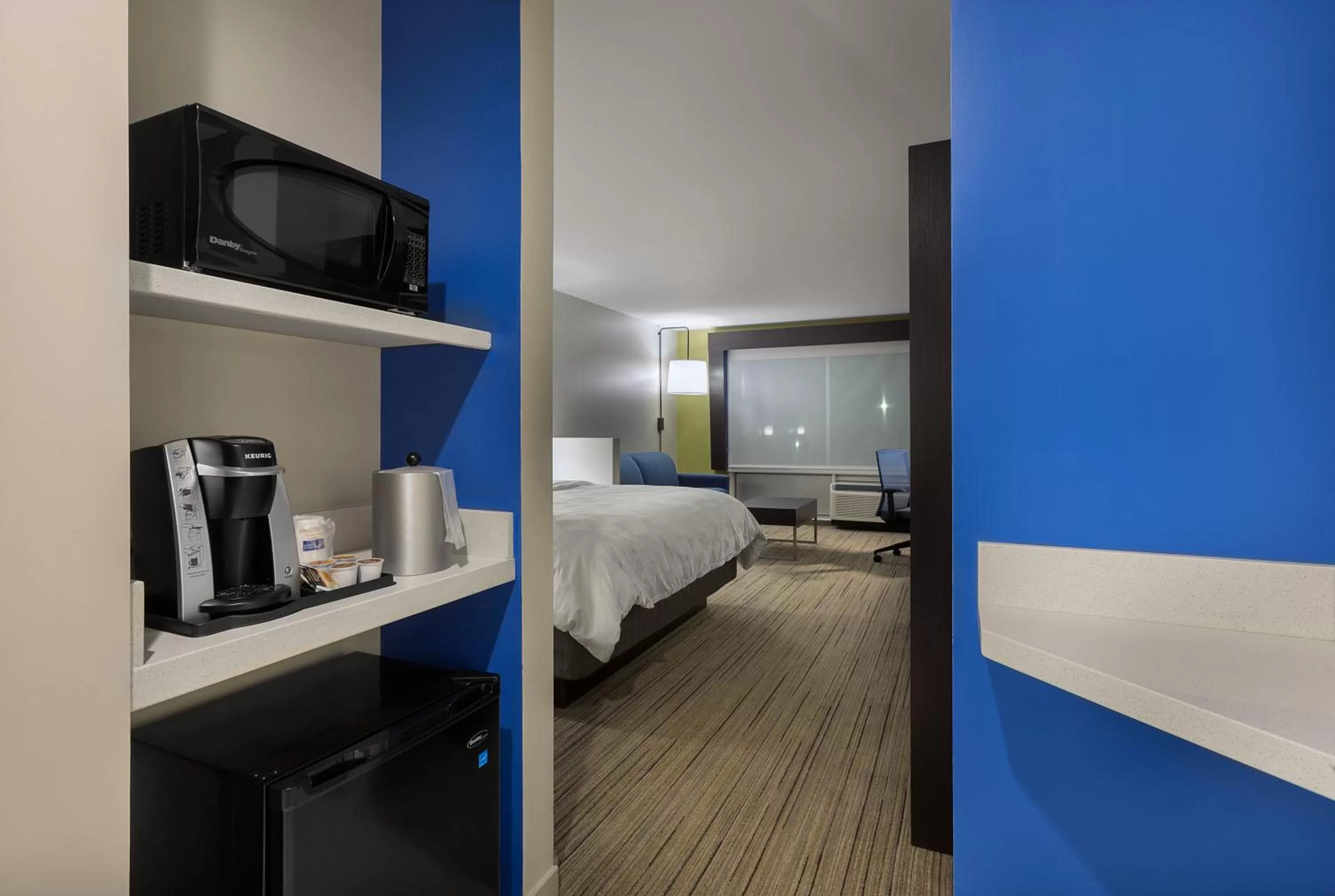 Coffee/tea facilities, Bed in Holiday Inn Express - Lake Park by IHG