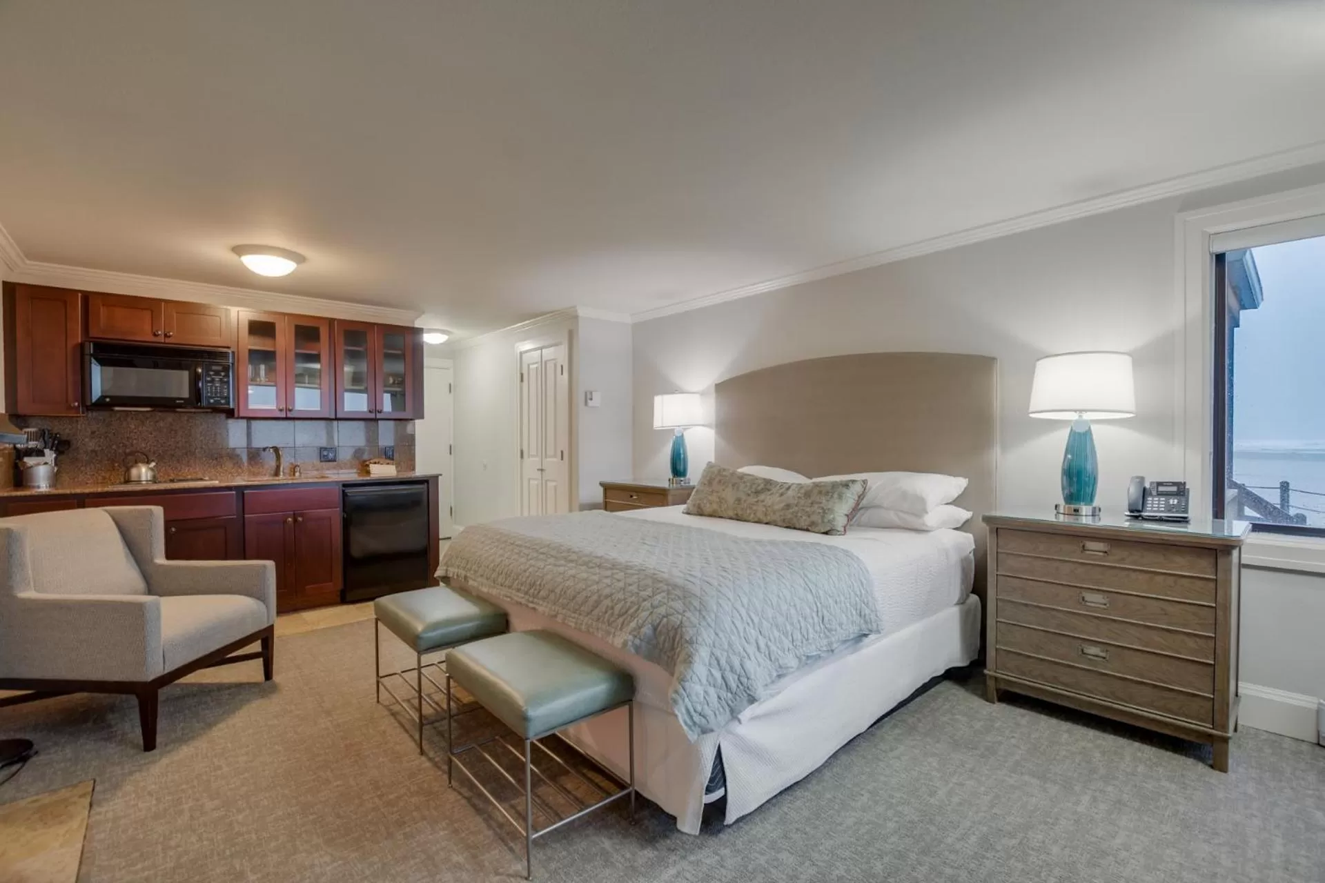 Kitchen or kitchenette, Bed in The Waves