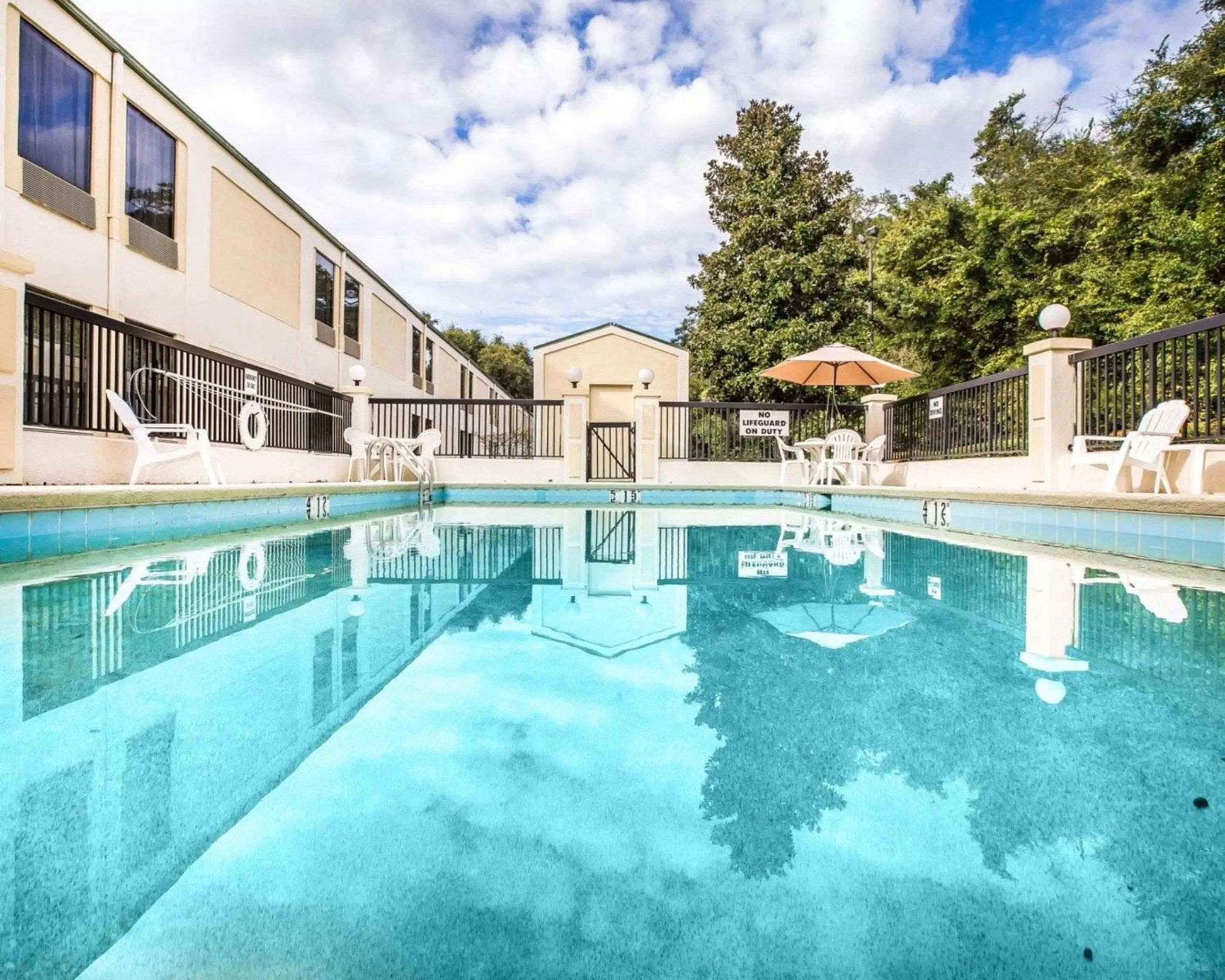 Swimming pool in Quality Inn Darien-North Brunswick