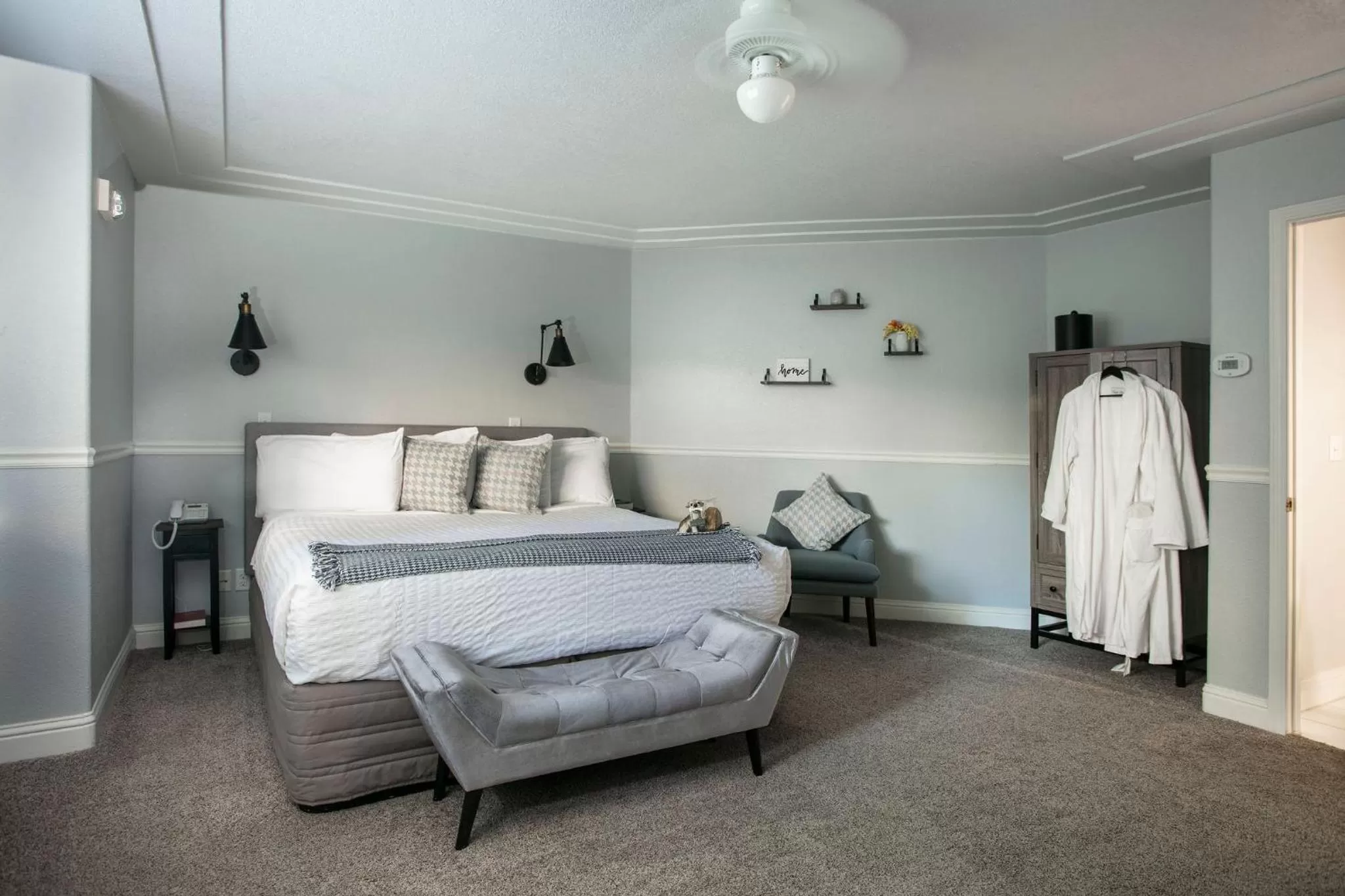 Bed in Hounds Tooth Inn