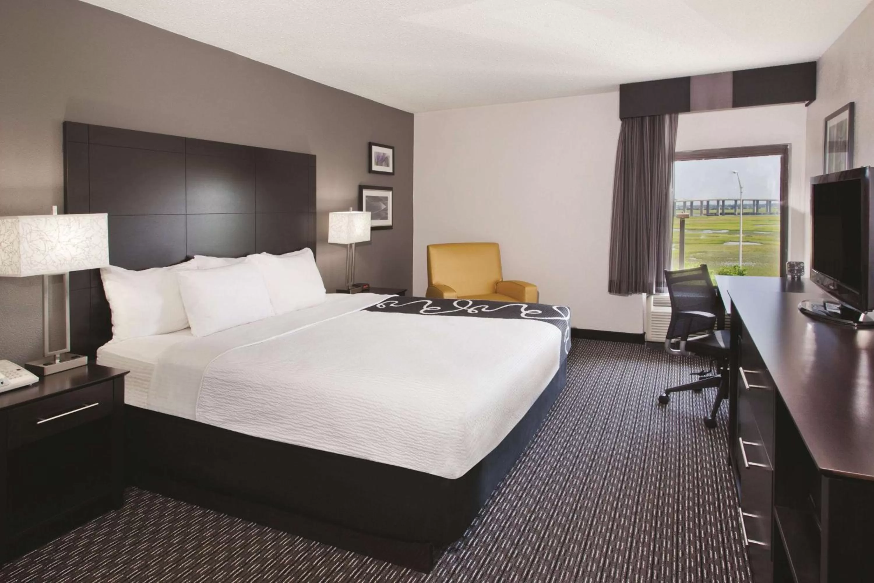 Photo of the whole room, Bed in La Quinta by Wyndham Charleston Riverview