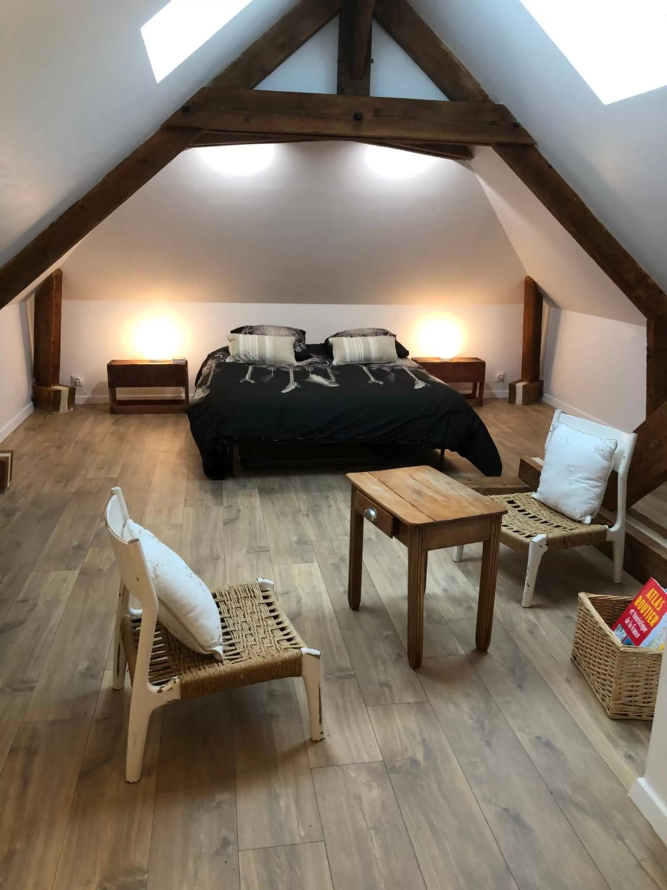 Photo of the whole room, Bed in Chambre ambiance campagne chic