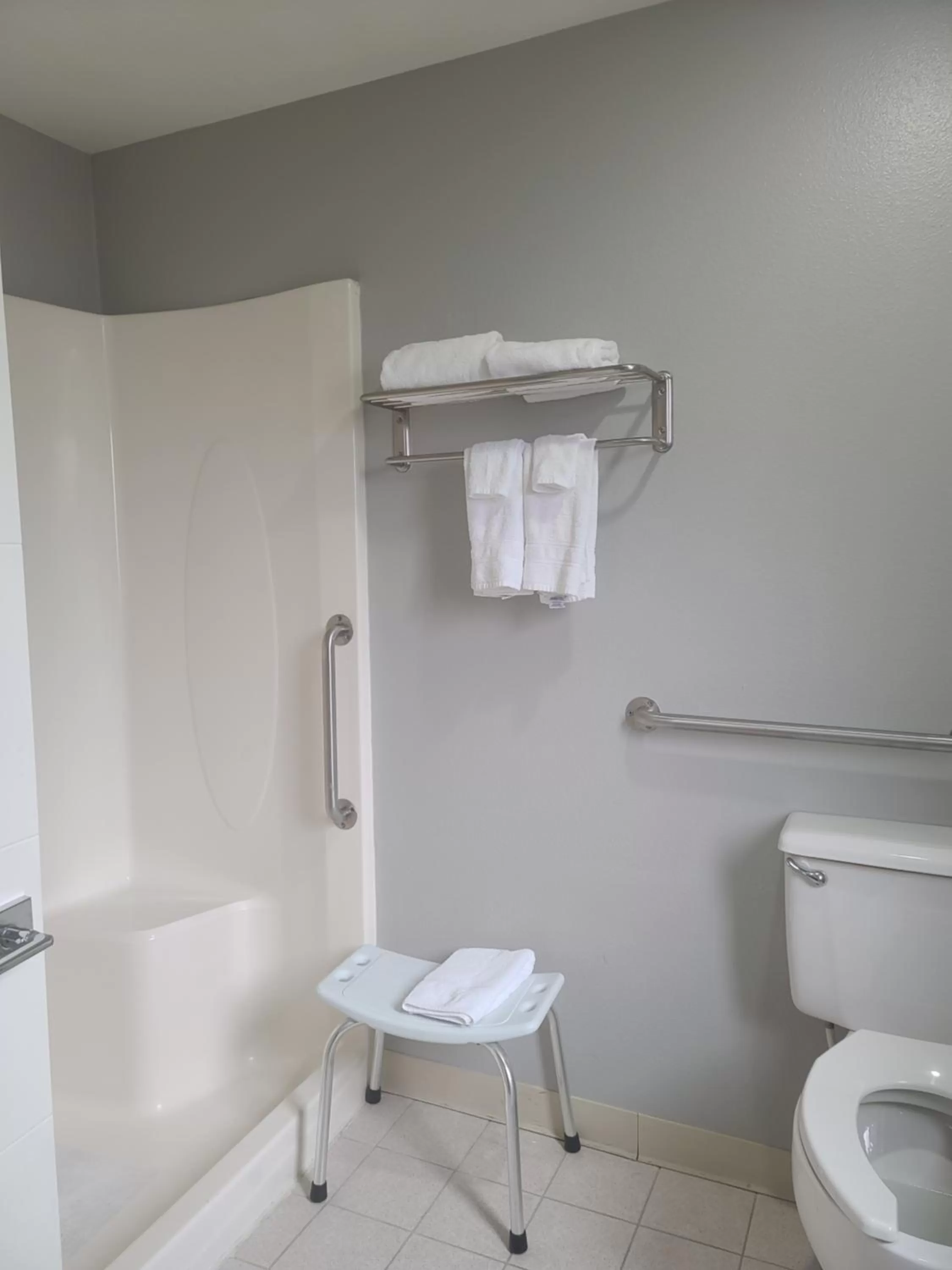 Bathroom in Tulip Inn Mount Vernon