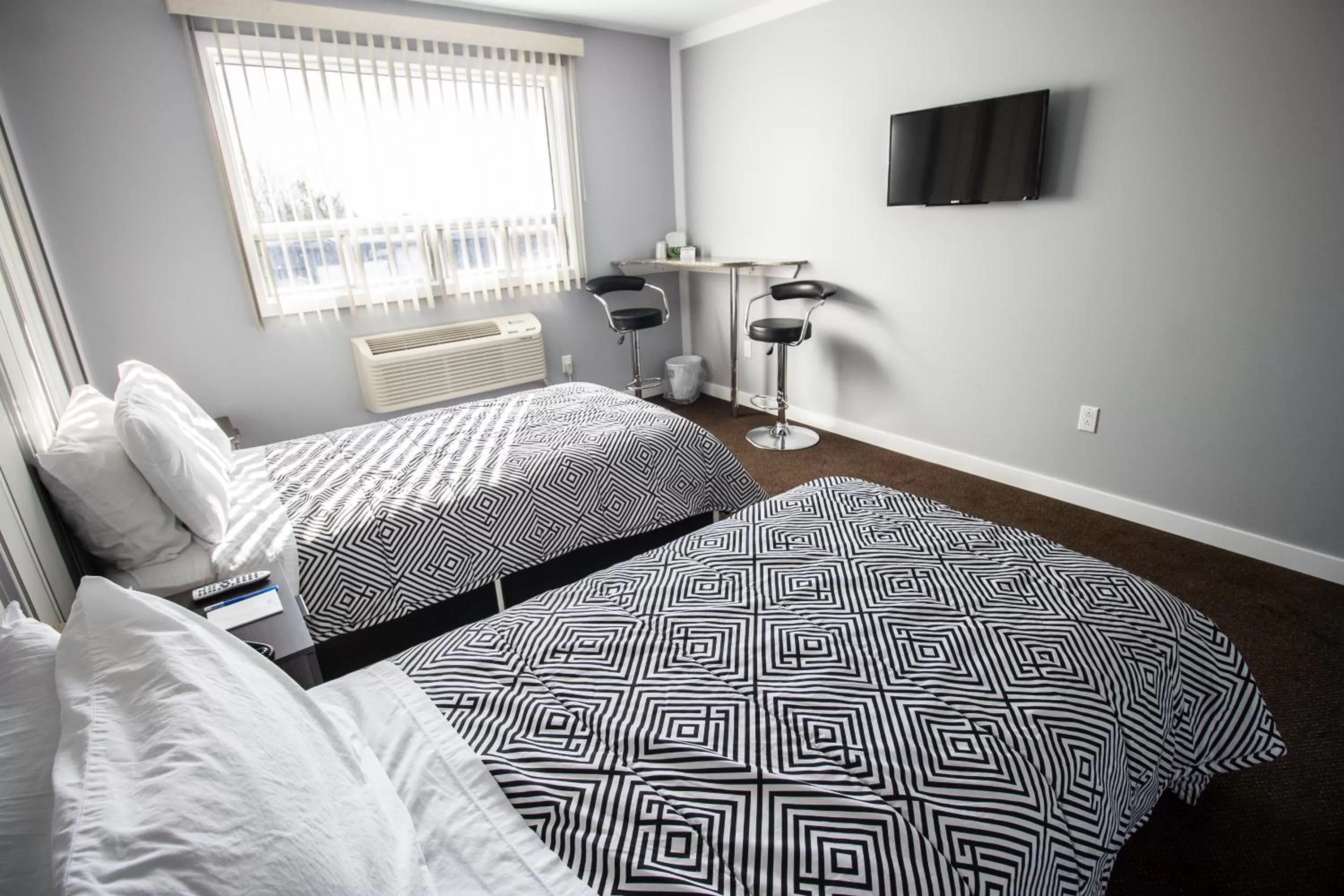 Photo of the whole room, Bed in Auberge St. Jacques