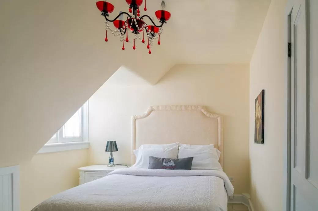 Photo of the whole room, Bed in Grey Gables Inn