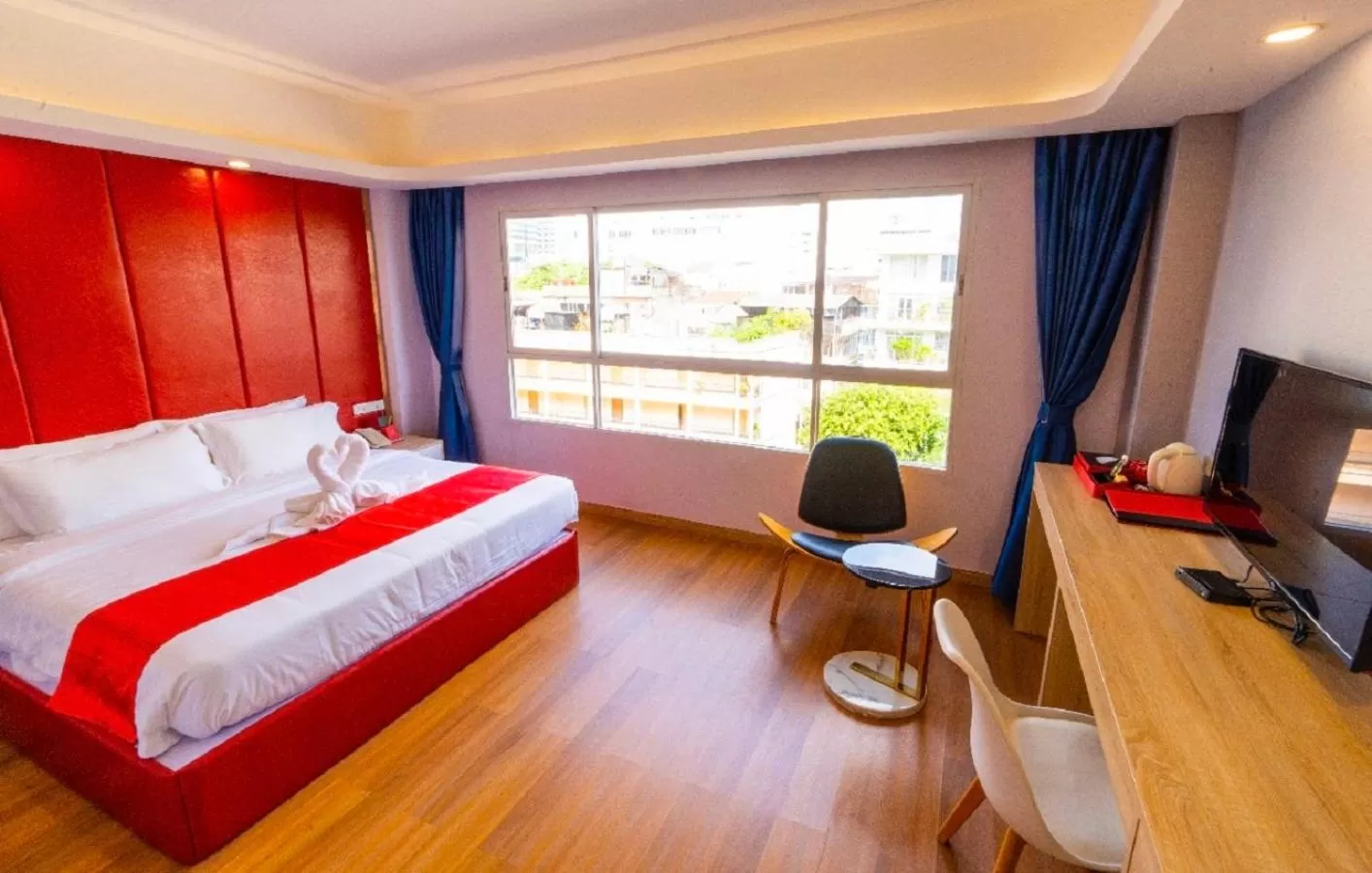 Photo of the whole room, Bed in Sapphire Hotel Silom Bangkok