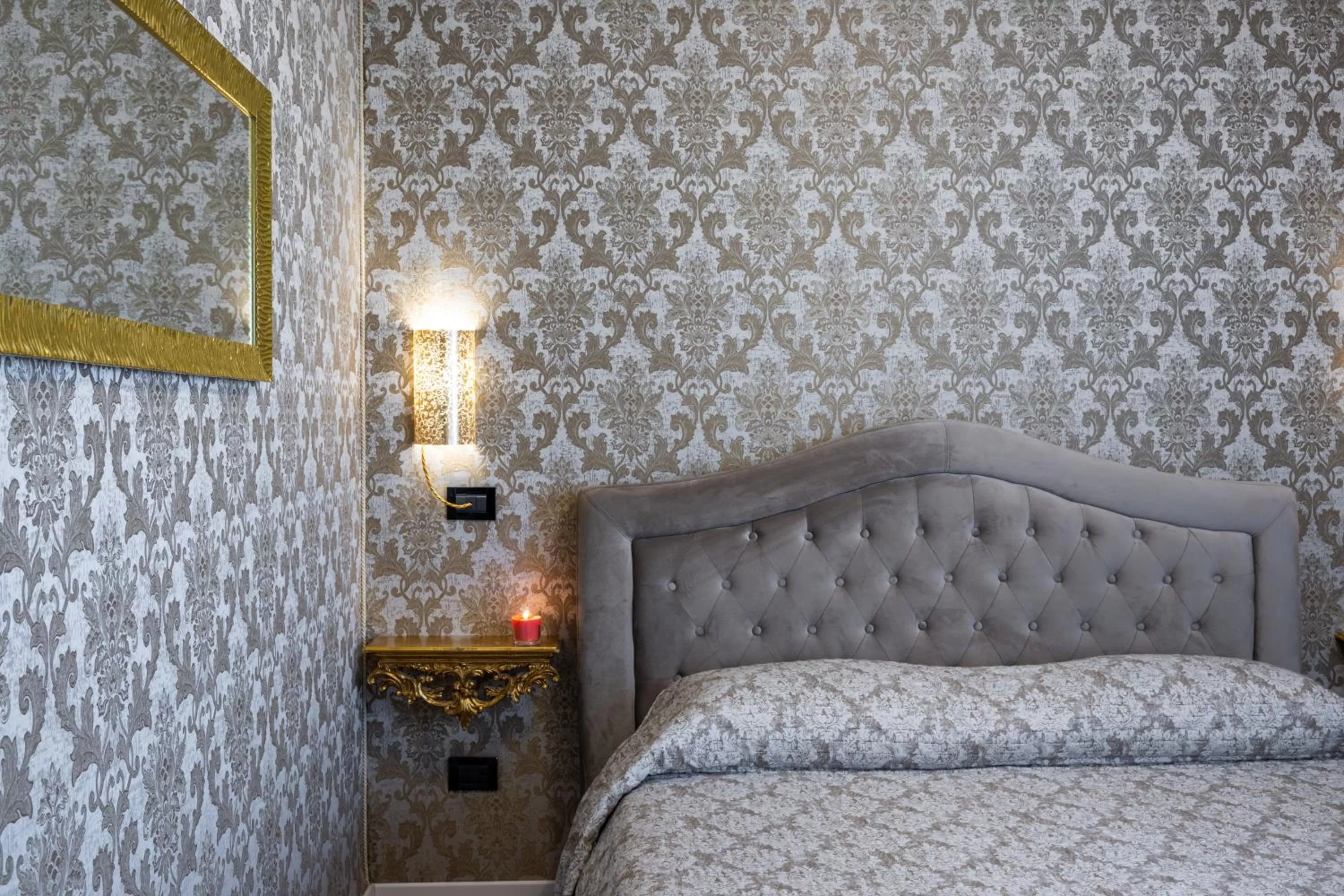 Decorative detail, Bed in Hotel Apostoli Garden