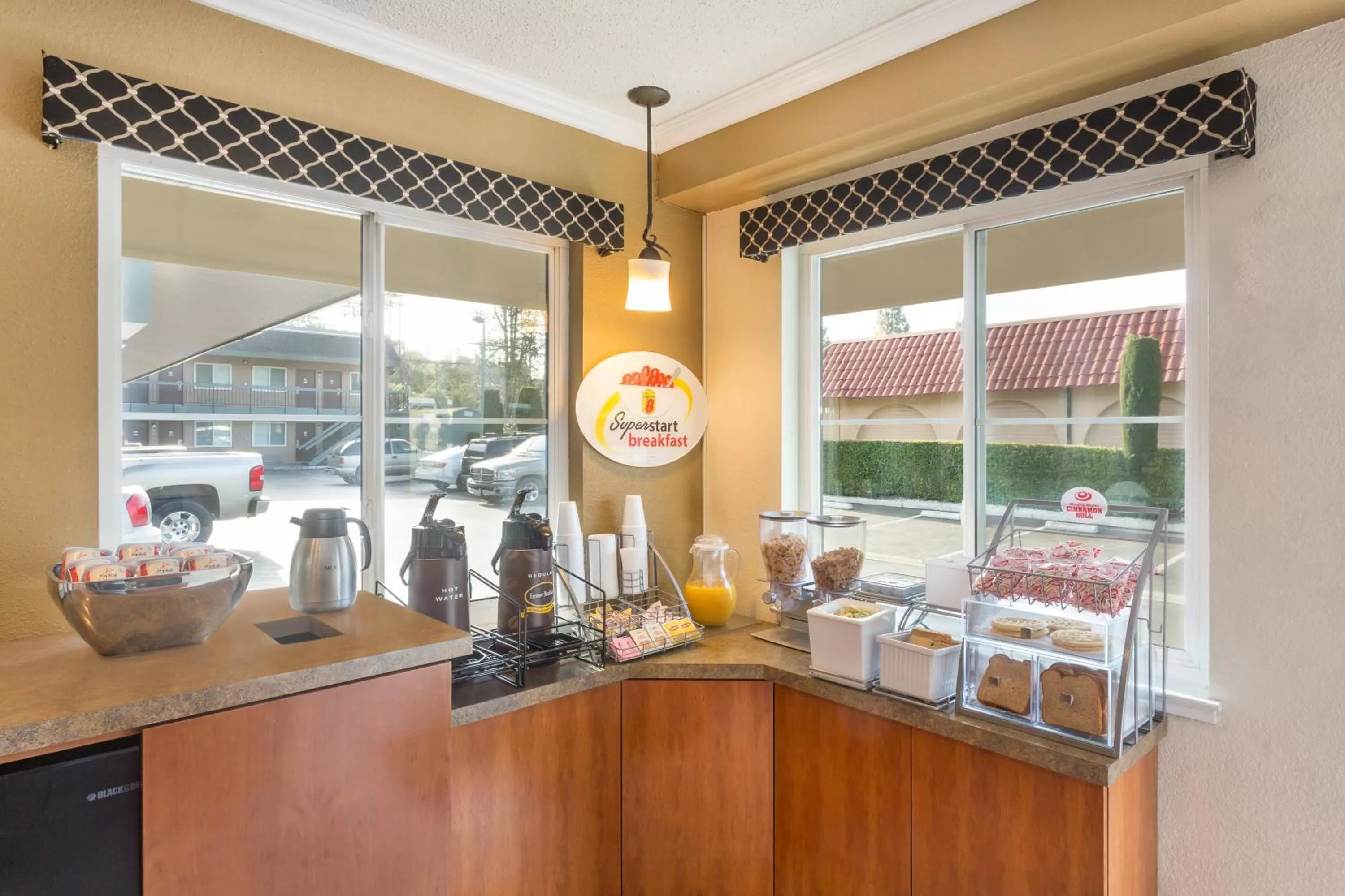 Food and drinks in Super 8 by Wyndham Martinez