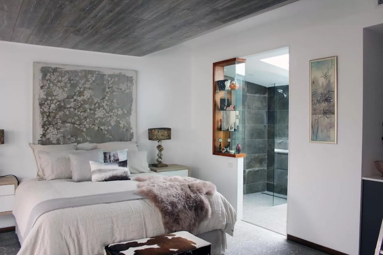 Shower, Bed in BULC Boutique Bed & Breakfast