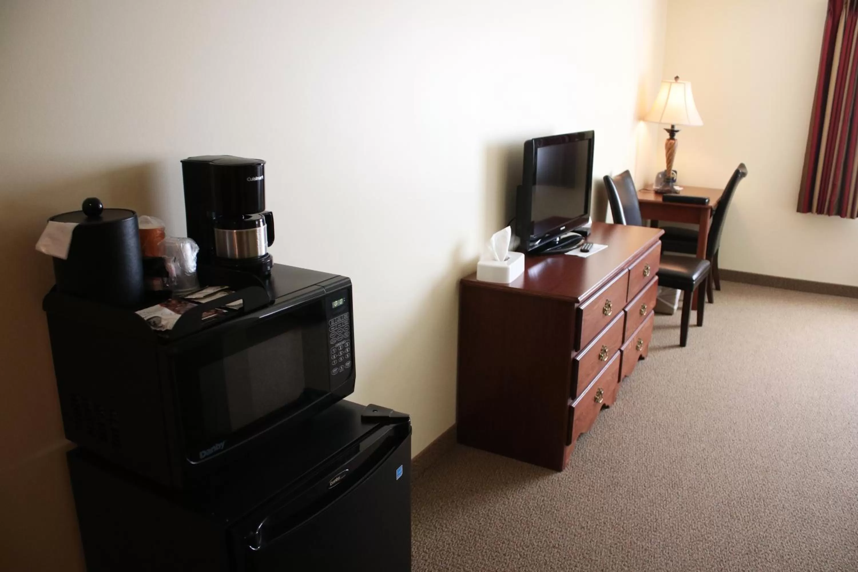 Coffee/tea facilities in The Edgewood Hotel and Suites