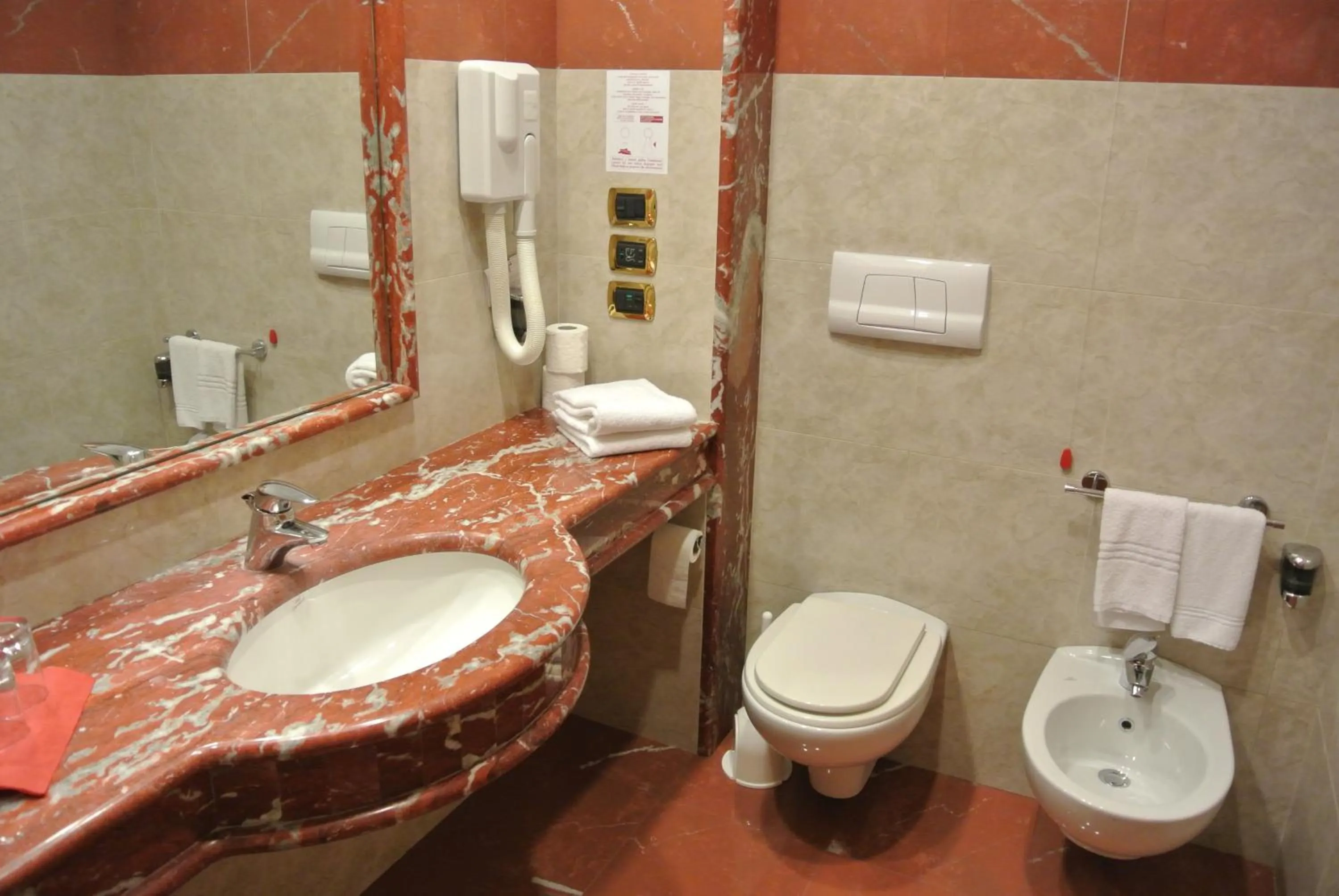 Bathroom in Grand Hotel la Chiusa di Chietri