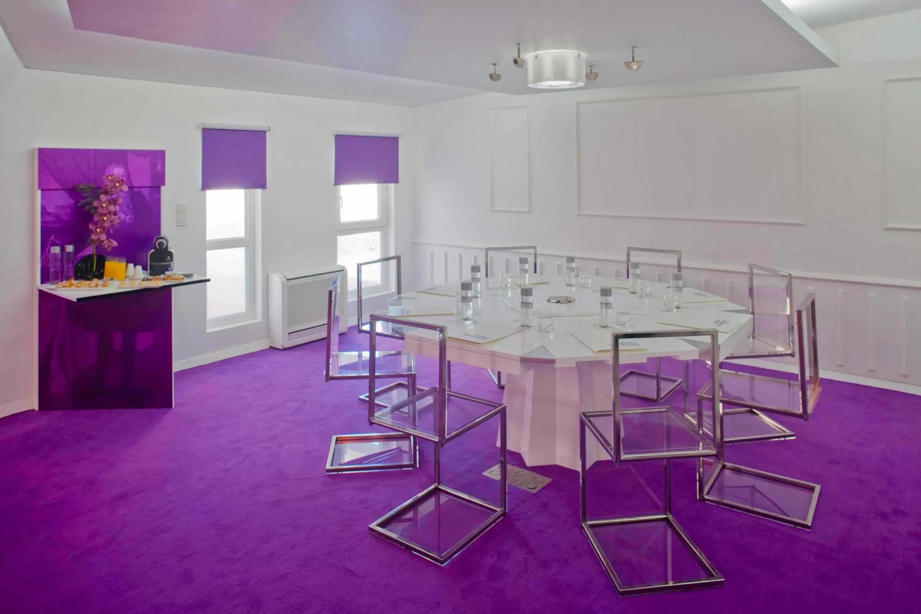 Communal lounge/ TV room in Internacional Design Hotel