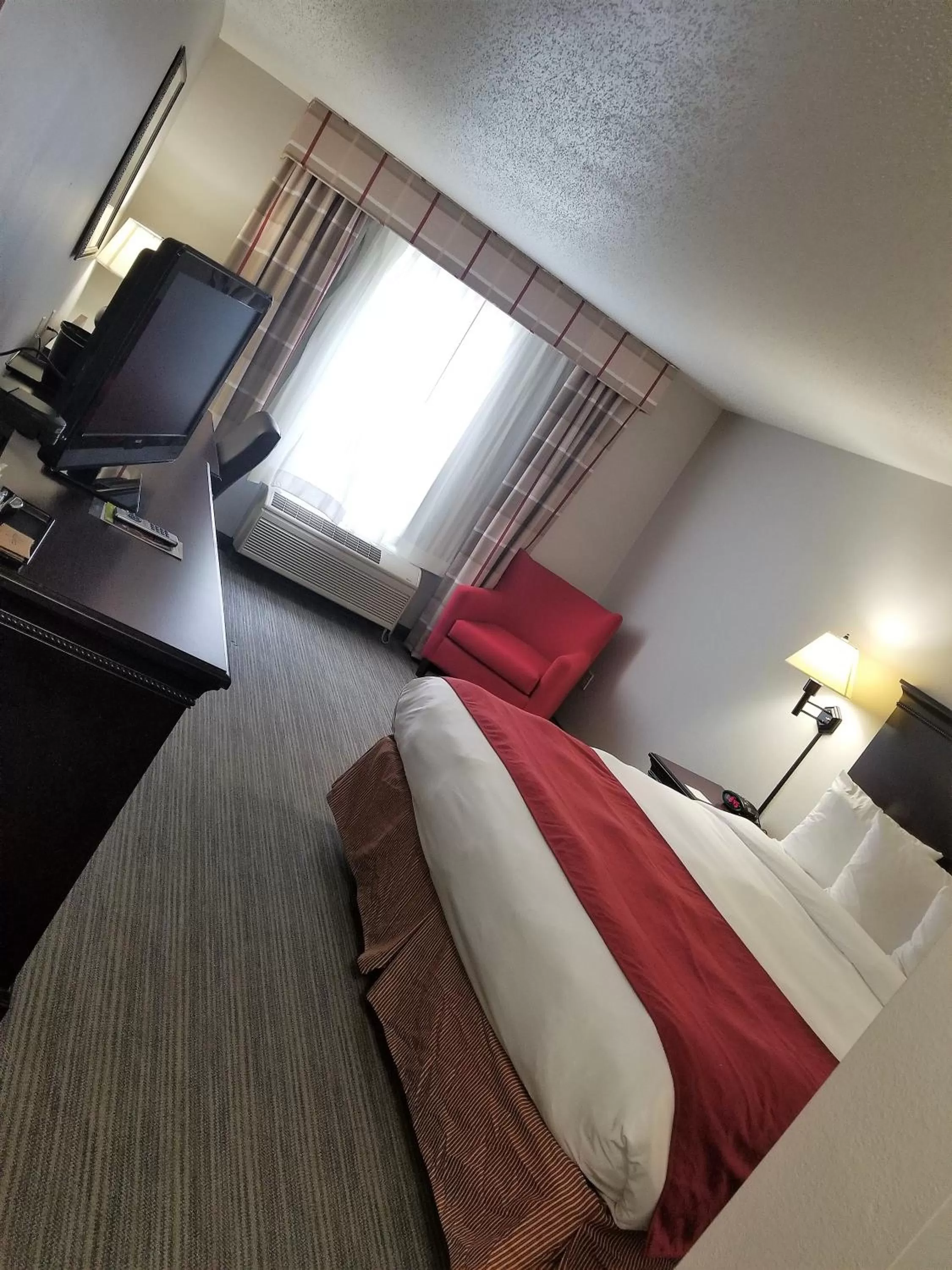 Guests, Bed in Country Inn & Suites by Radisson, Moline Airport