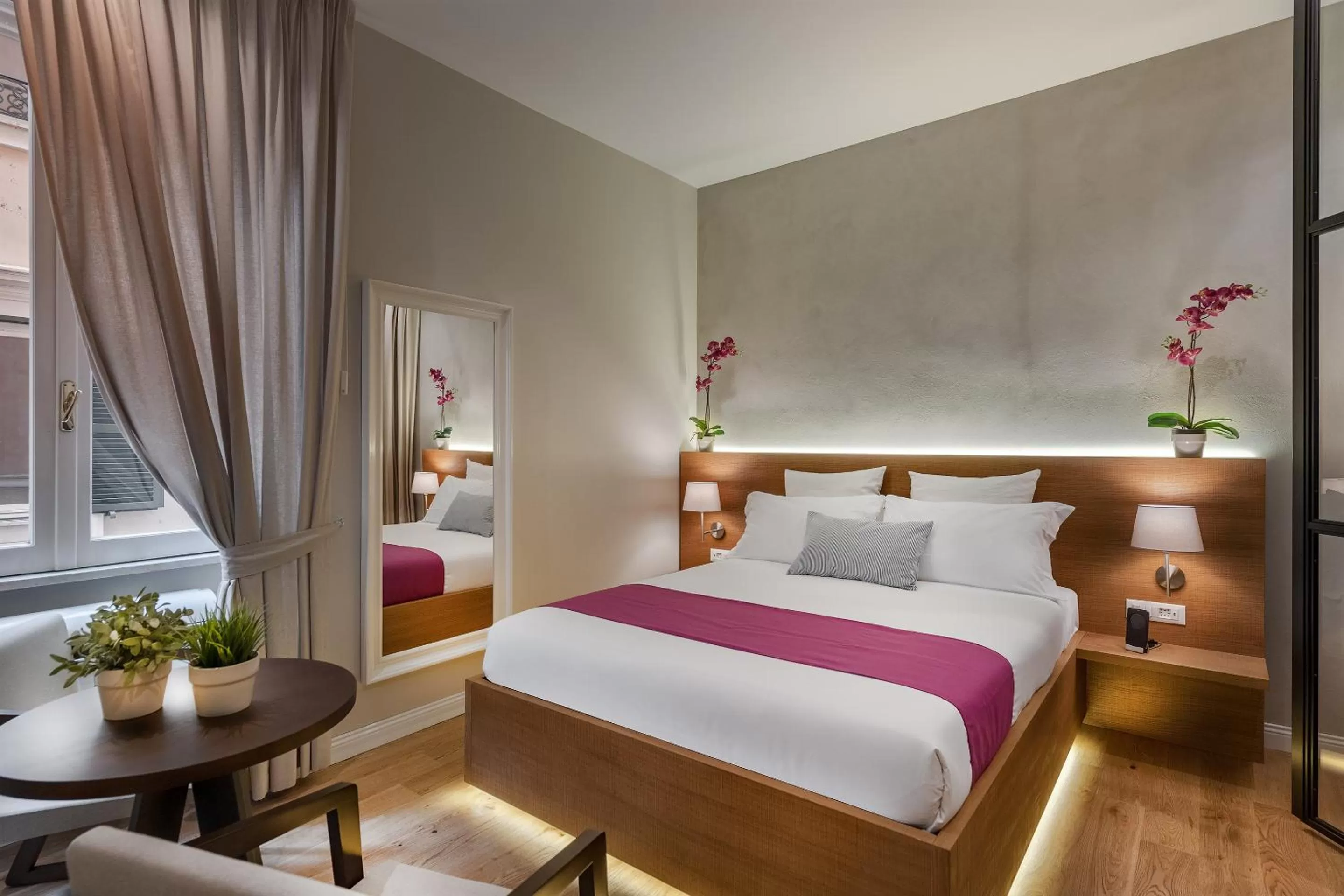 Photo of the whole room, Bed in The Spanish Suite Piazza di Spagna