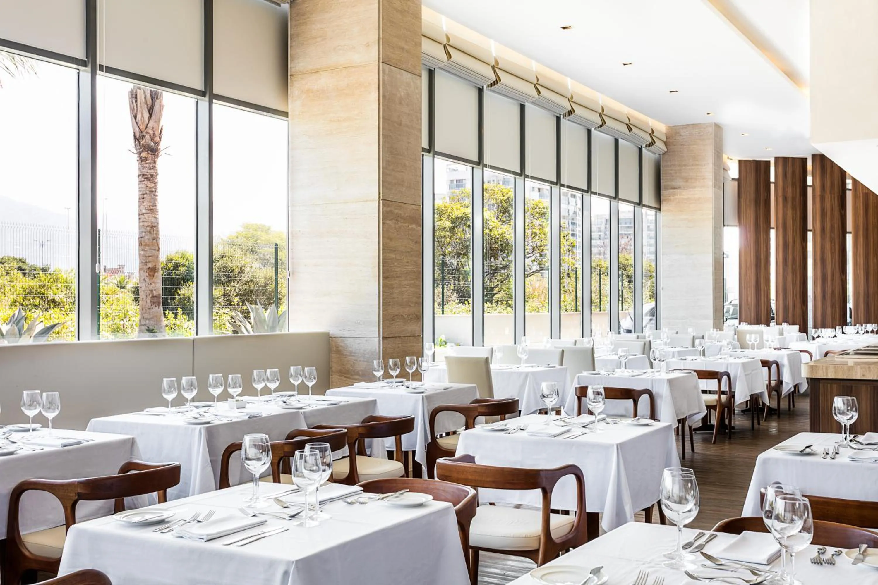 Restaurant/places to eat in Square Design Hotel