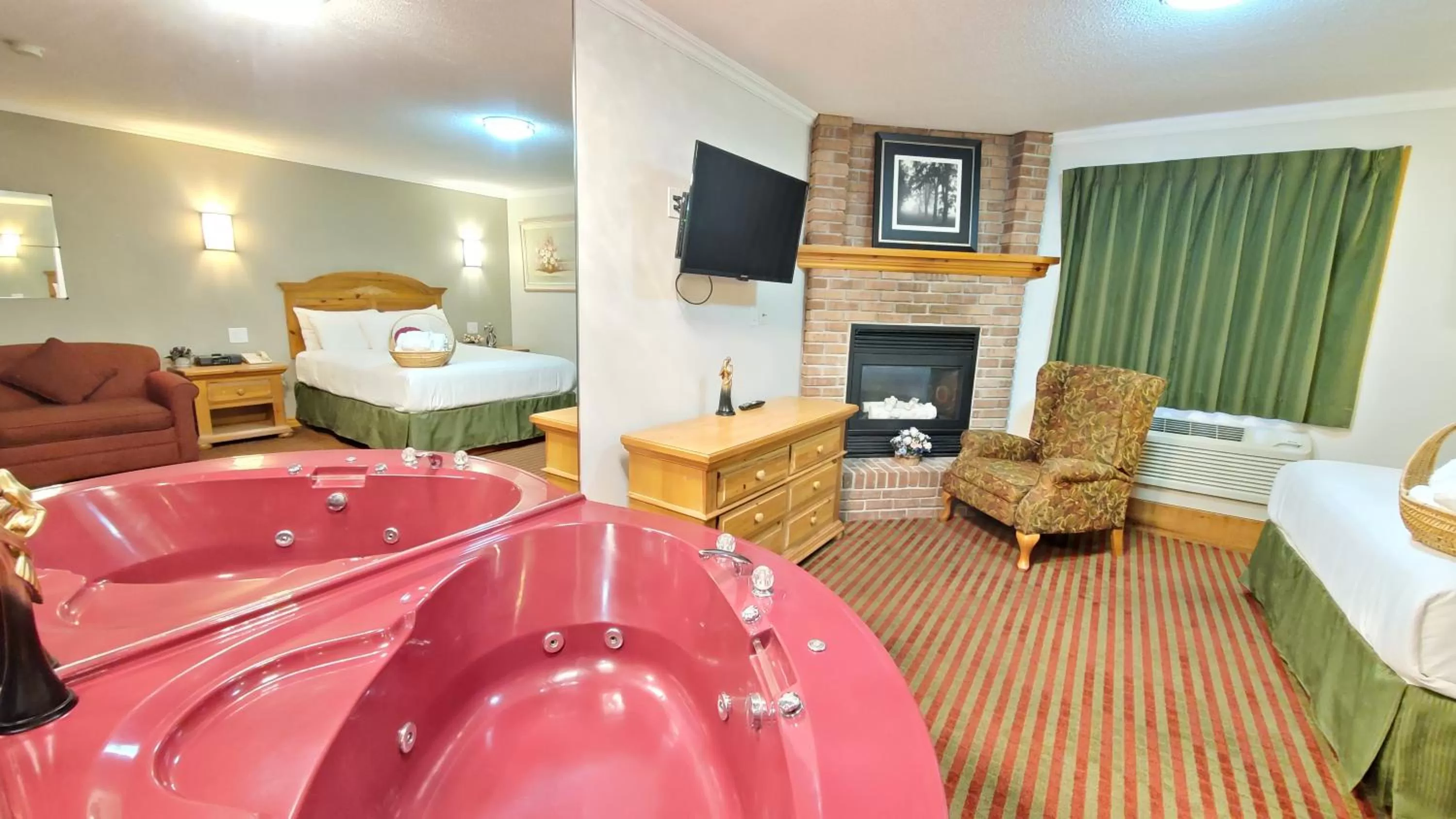 flat iron, Bed in Knights Inn Colonial Fireside Inn