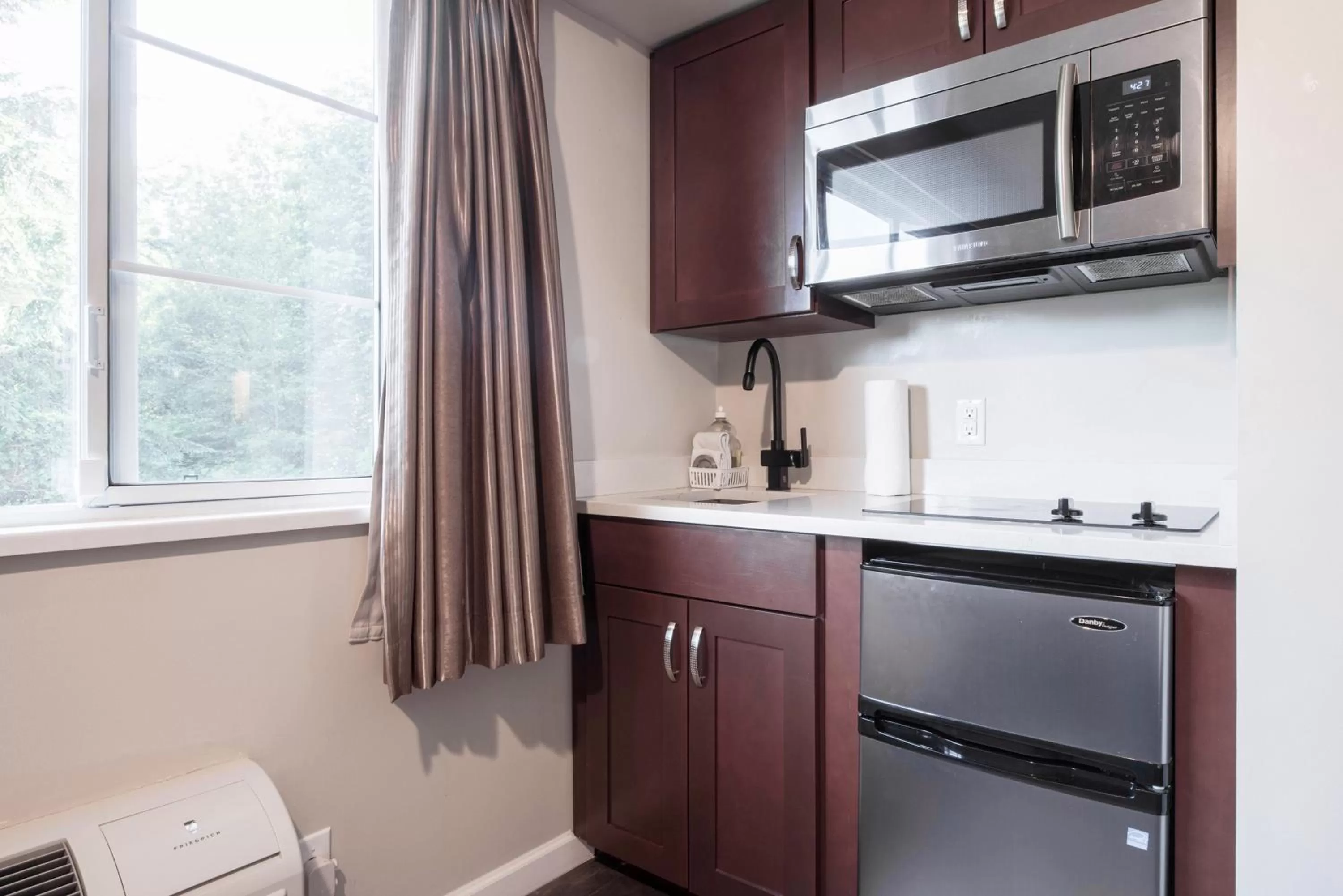 Deluxe Queen Room with Two Queen Beds in Gibsons Garden Hotel