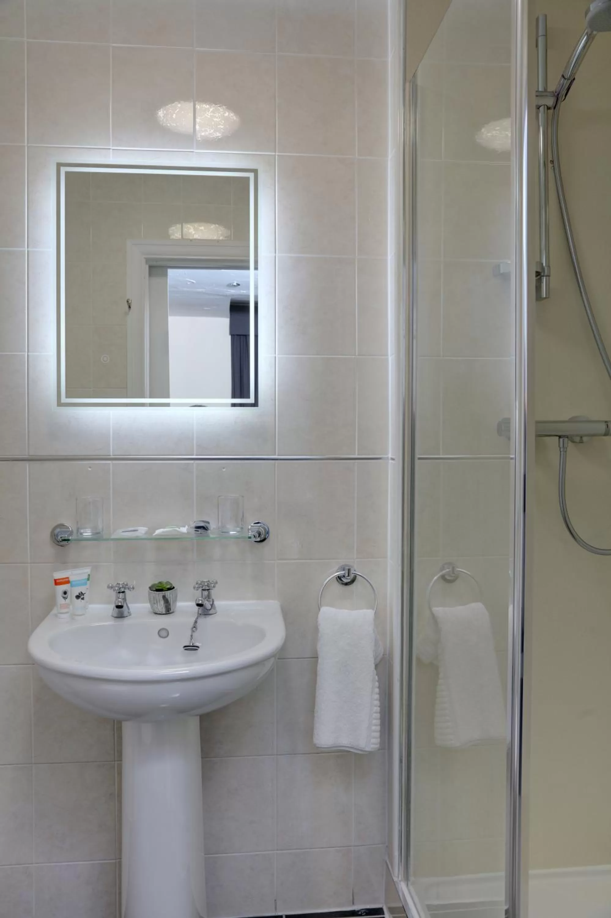 Shower in Best Western Bolholt Country Park Hotel