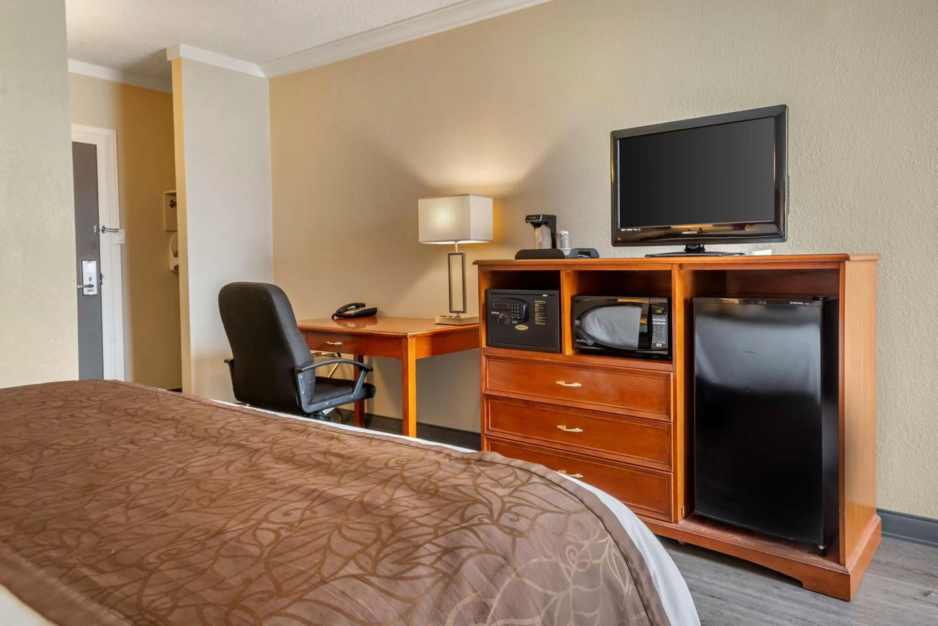 Bedroom in Best Western Fort Washington Inn