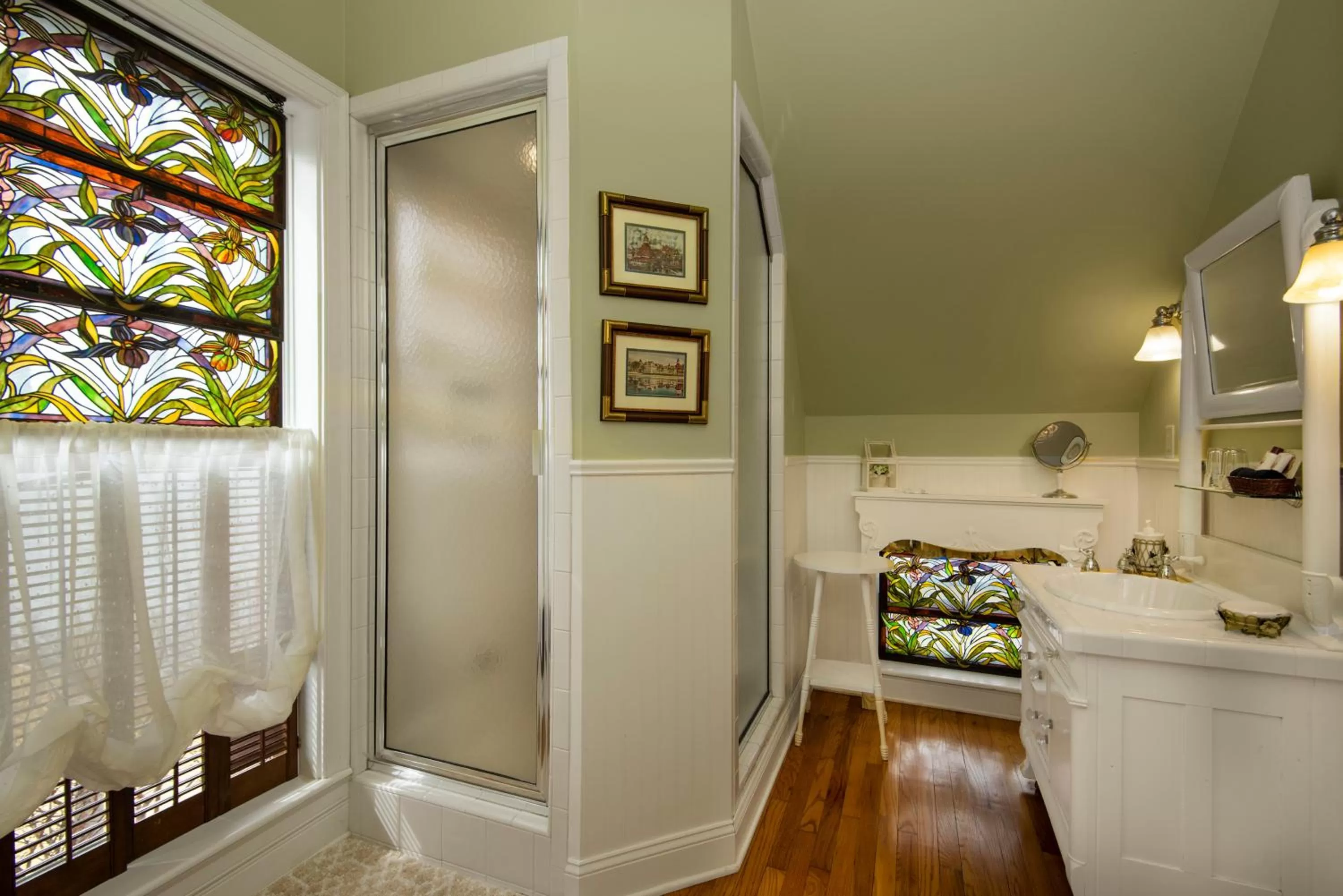 Bathroom, Bed in The Empress of Little Rock