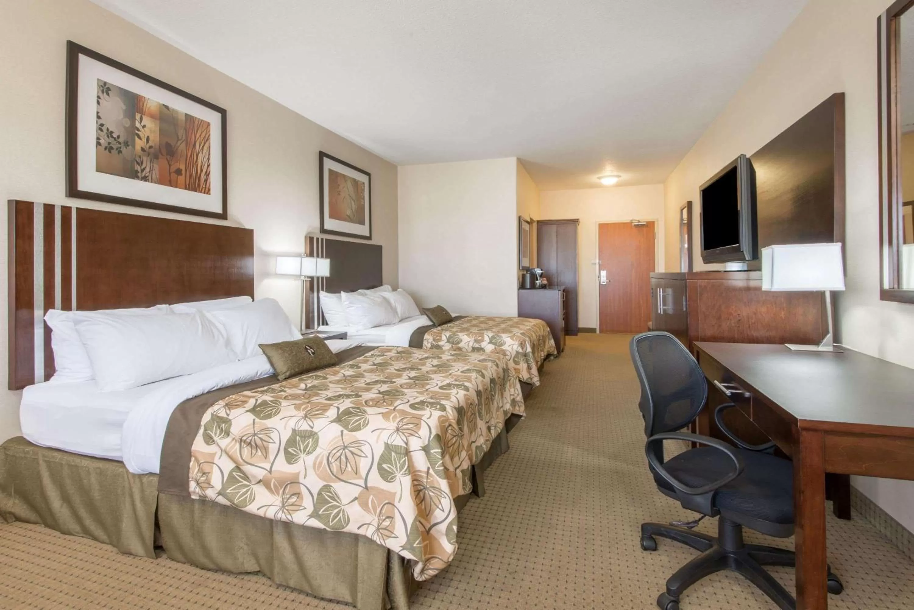 Photo of the whole room, Bed in Ramada by Wyndham Wainwright