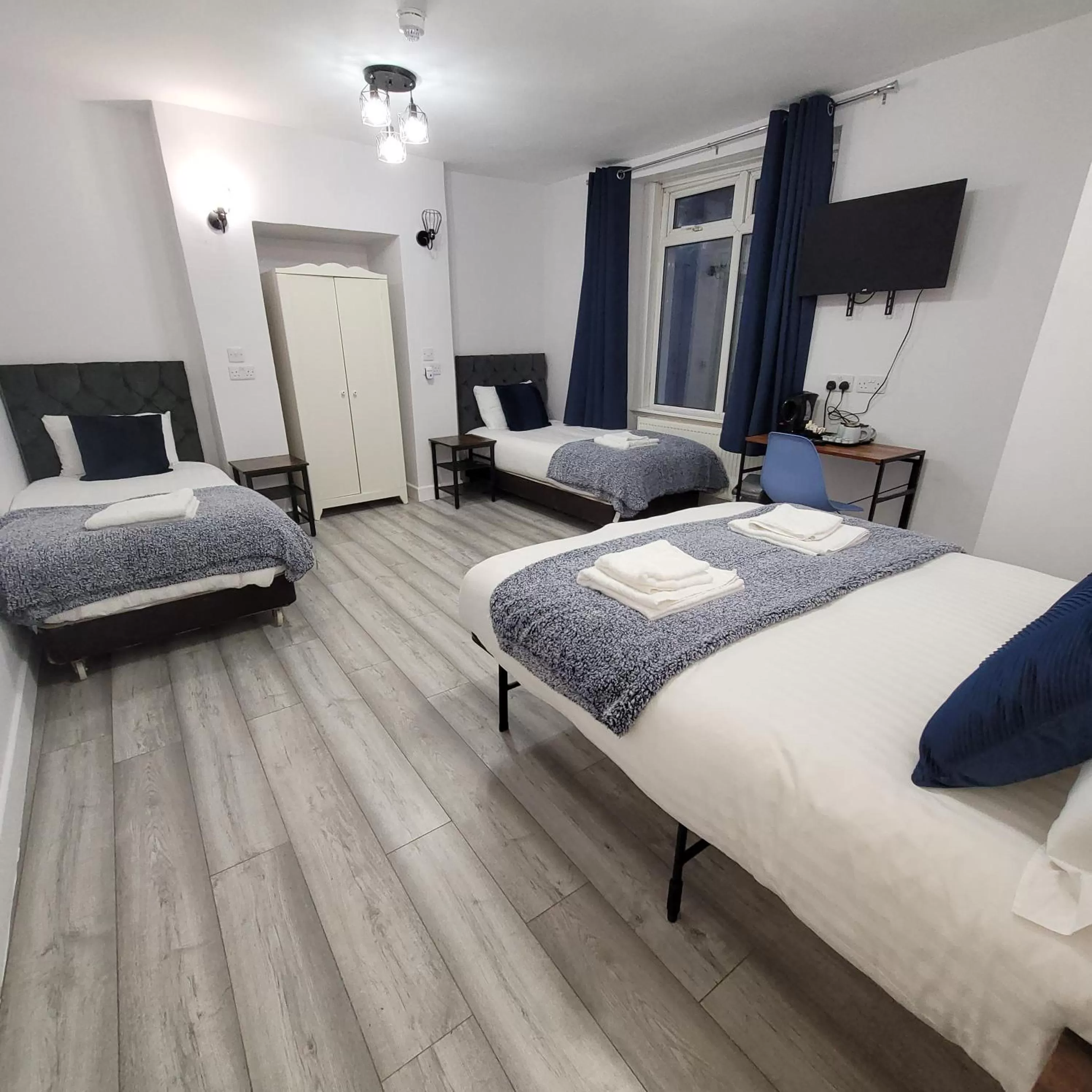 TV and multimedia, Bed in Argyle Square Hotel